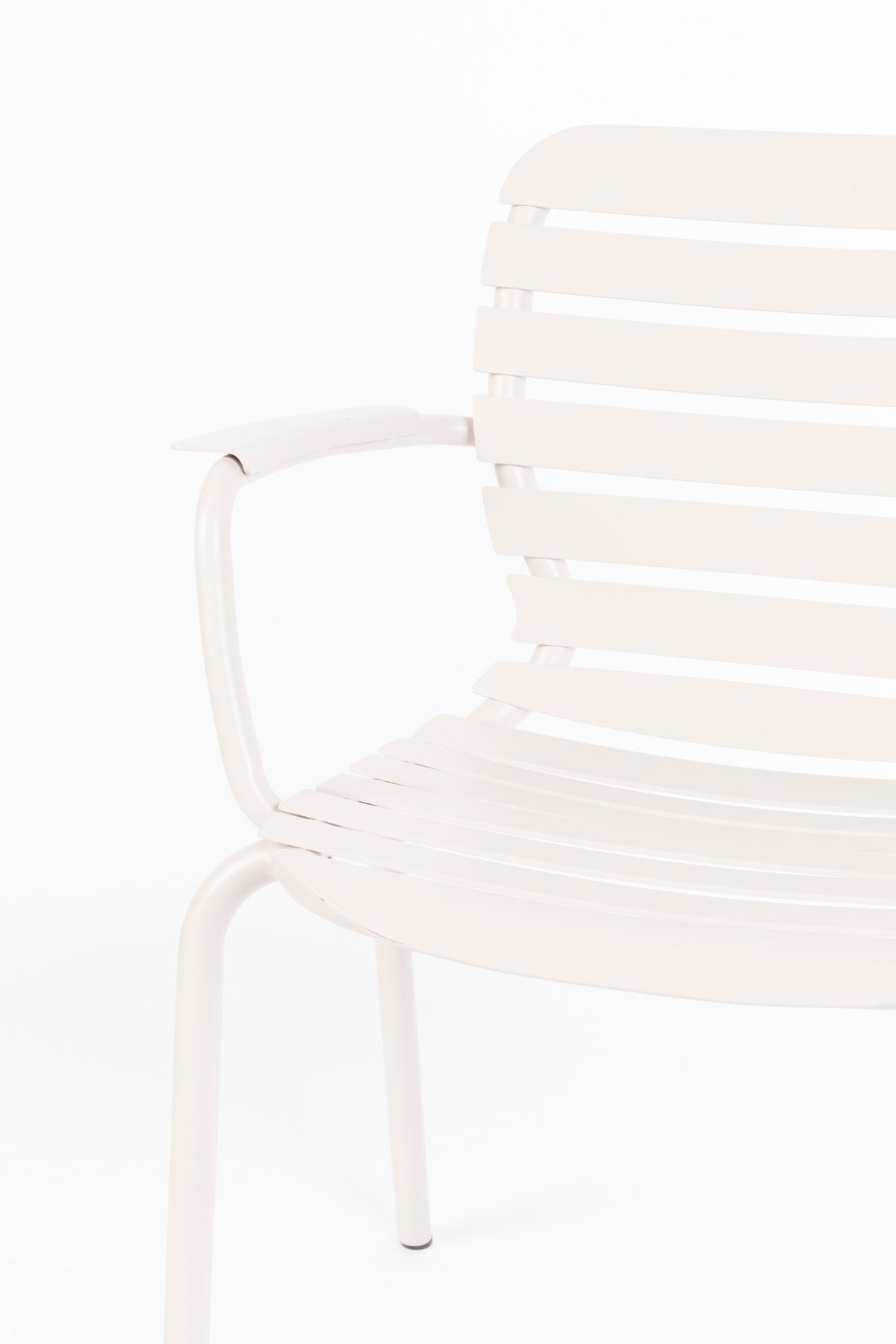 Gartenstuhl mit Armlehne Vondel in Weiss präsentiert im Onlineshop von KAQTU Design AG. Gartenstuhl mit Armlehnen ist von Zuiver