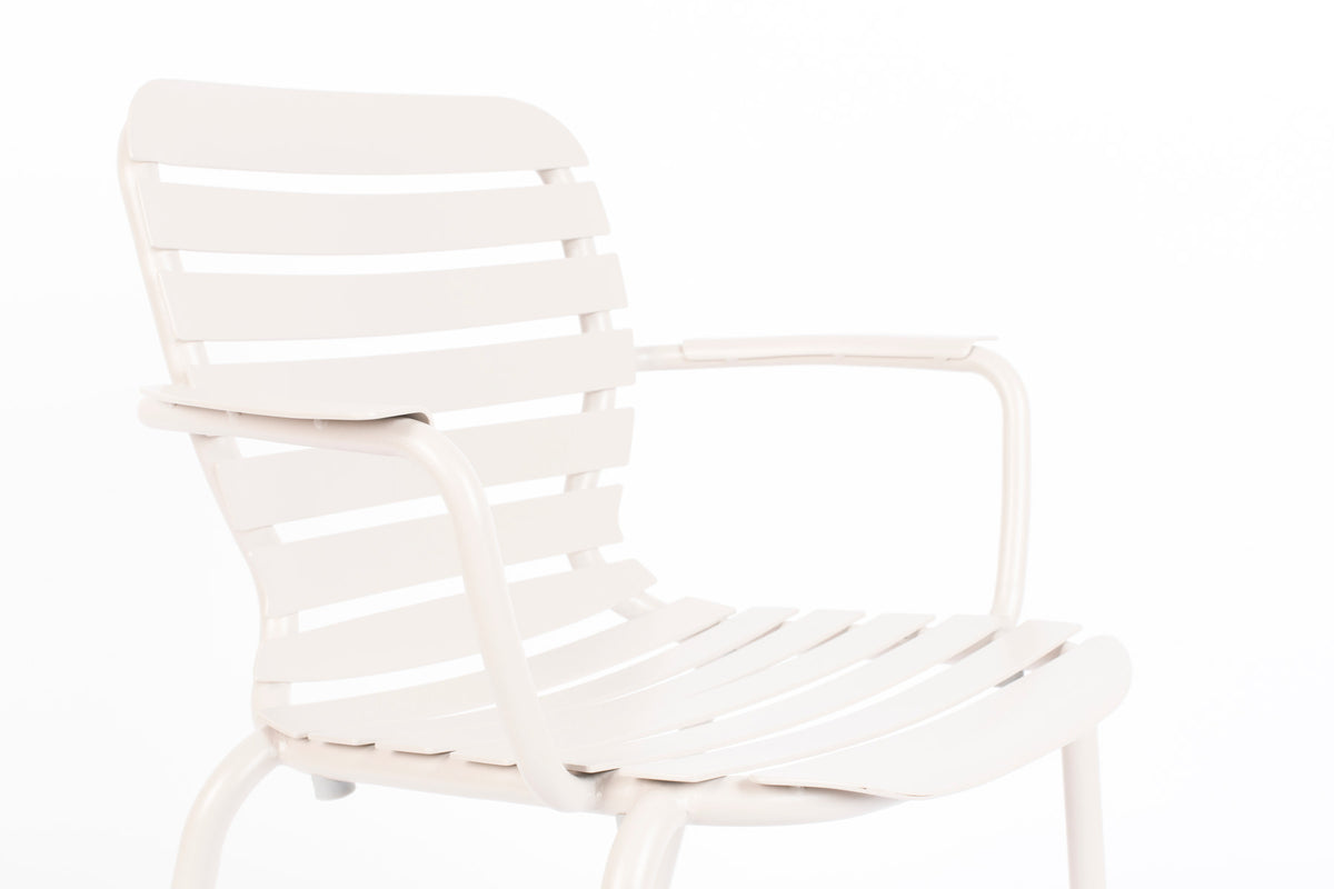 Gartenstuhl mit Armlehne Vondel in Weiss präsentiert im Onlineshop von KAQTU Design AG. Gartenstuhl mit Armlehnen ist von Zuiver