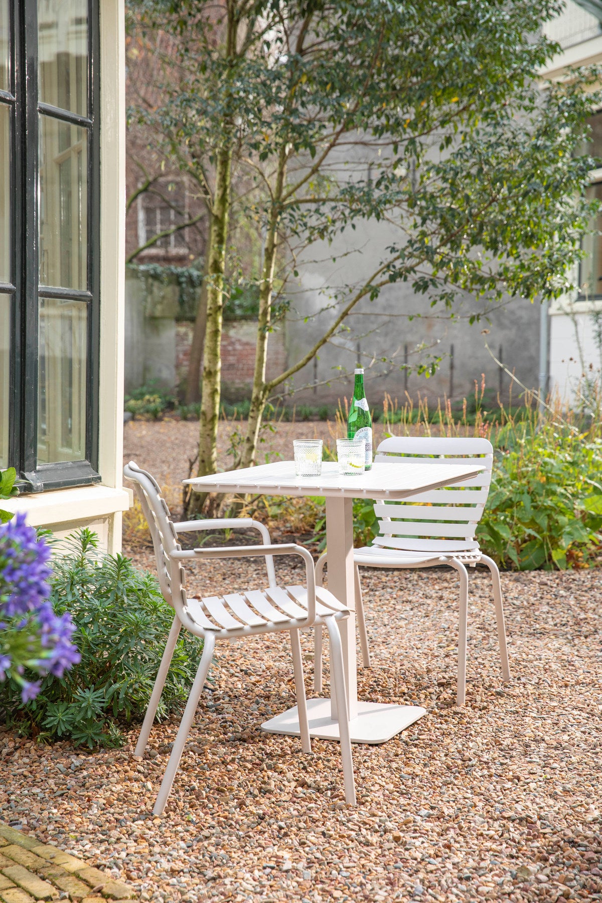 Gartenstuhl mit Armlehne Vondel in Weiss präsentiert im Onlineshop von KAQTU Design AG. Gartenstuhl mit Armlehnen ist von Zuiver