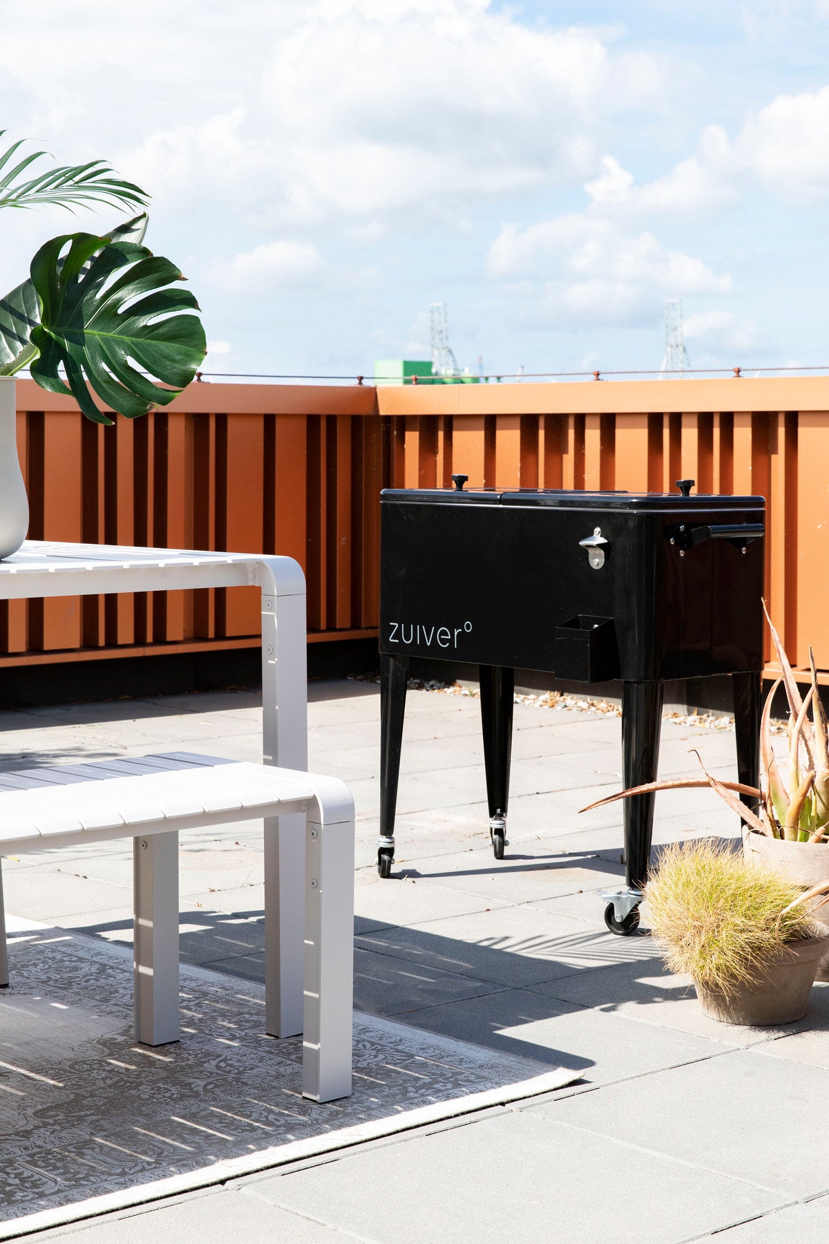 Gartenbank Vondel in Weiss präsentiert im Onlineshop von KAQTU Design AG. Gartenbank ist von Zuiver