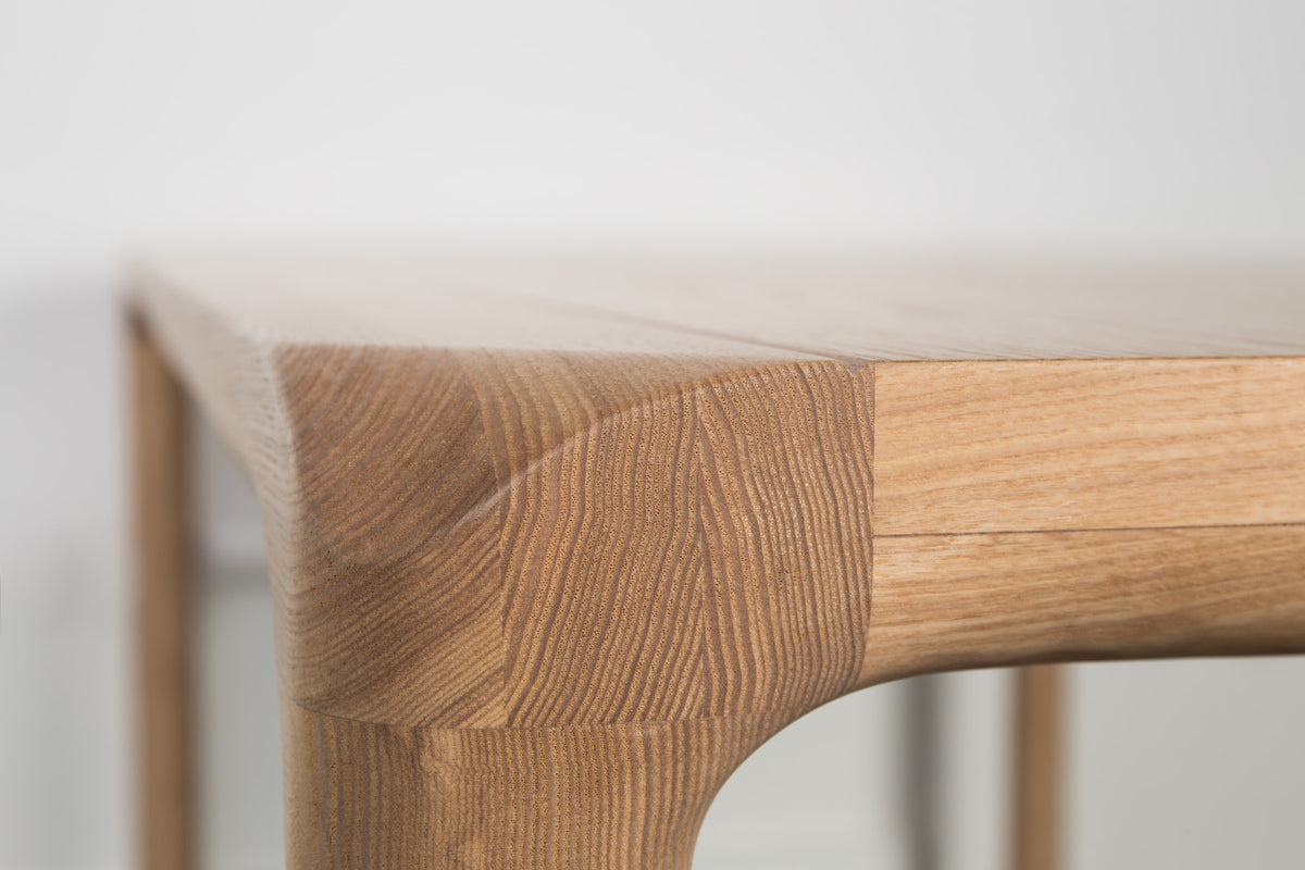Tisch Storm in Natur präsentiert im Onlineshop von KAQTU Design AG. Esstisch ist von Zuiver