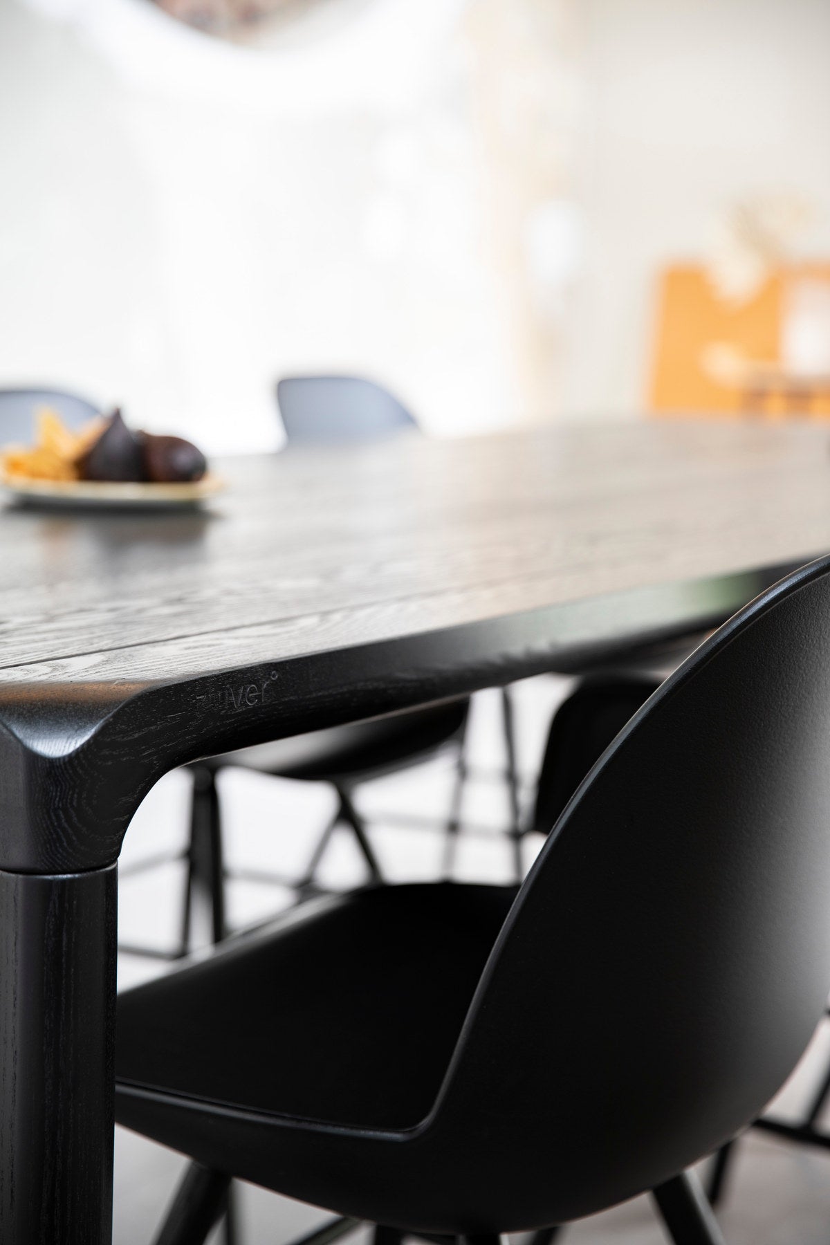 Tisch Storm in Schwarz präsentiert im Onlineshop von KAQTU Design AG. Esstisch ist von Zuiver