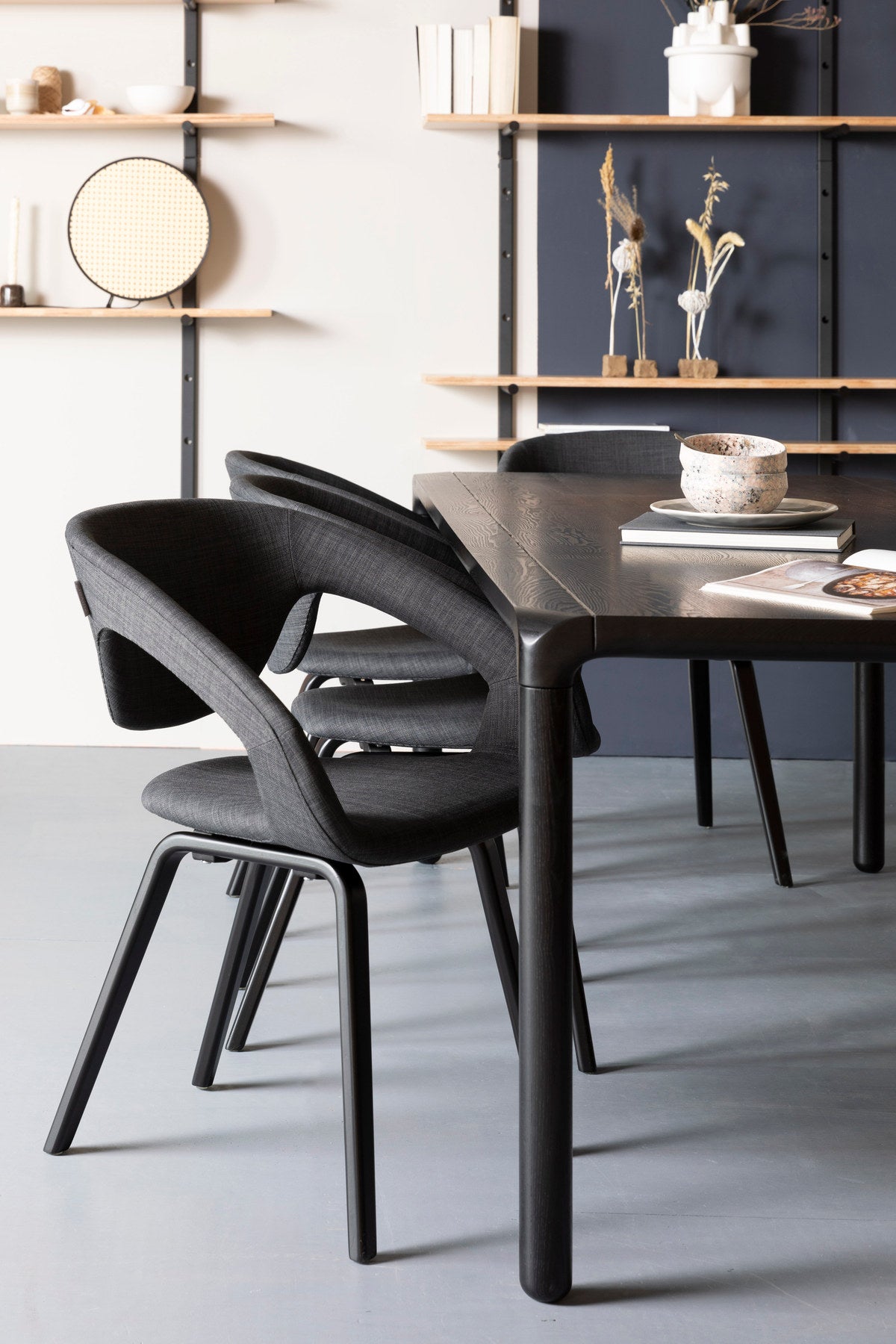 Tisch Storm in Schwarz präsentiert im Onlineshop von KAQTU Design AG. Esstisch ist von Zuiver