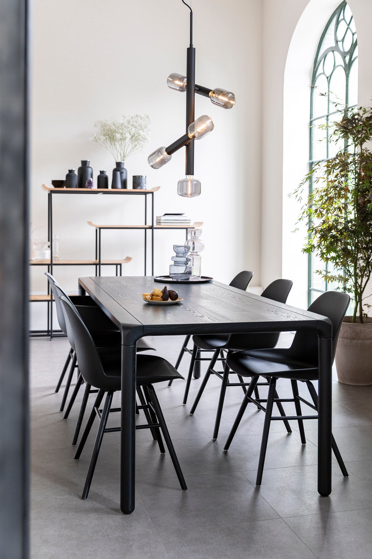 Tisch Storm in Schwarz präsentiert im Onlineshop von KAQTU Design AG. Esstisch ist von Zuiver
