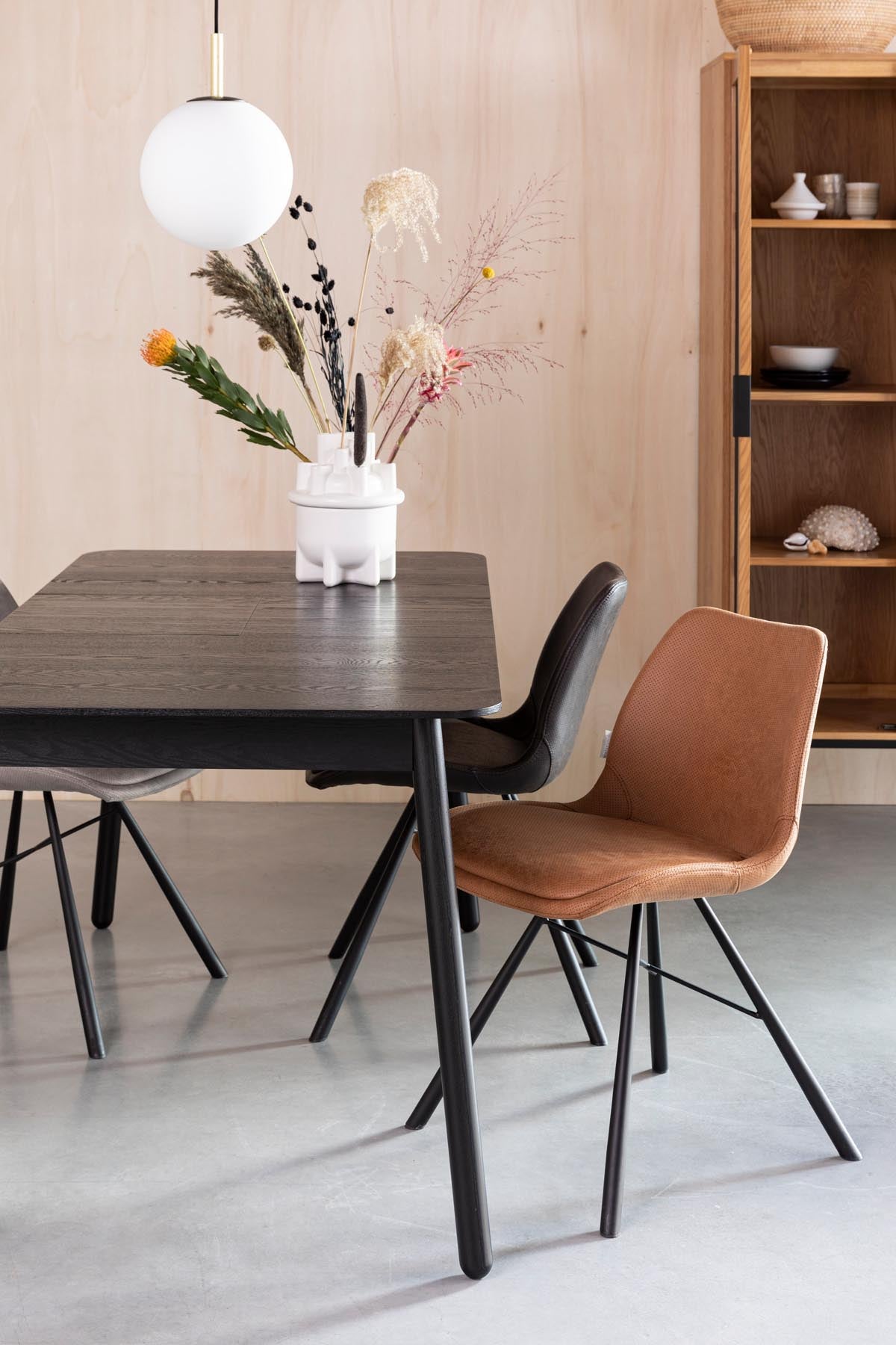 Tisch Glimps in Schwarz präsentiert im Onlineshop von KAQTU Design AG. Esstisch ist von Zuiver