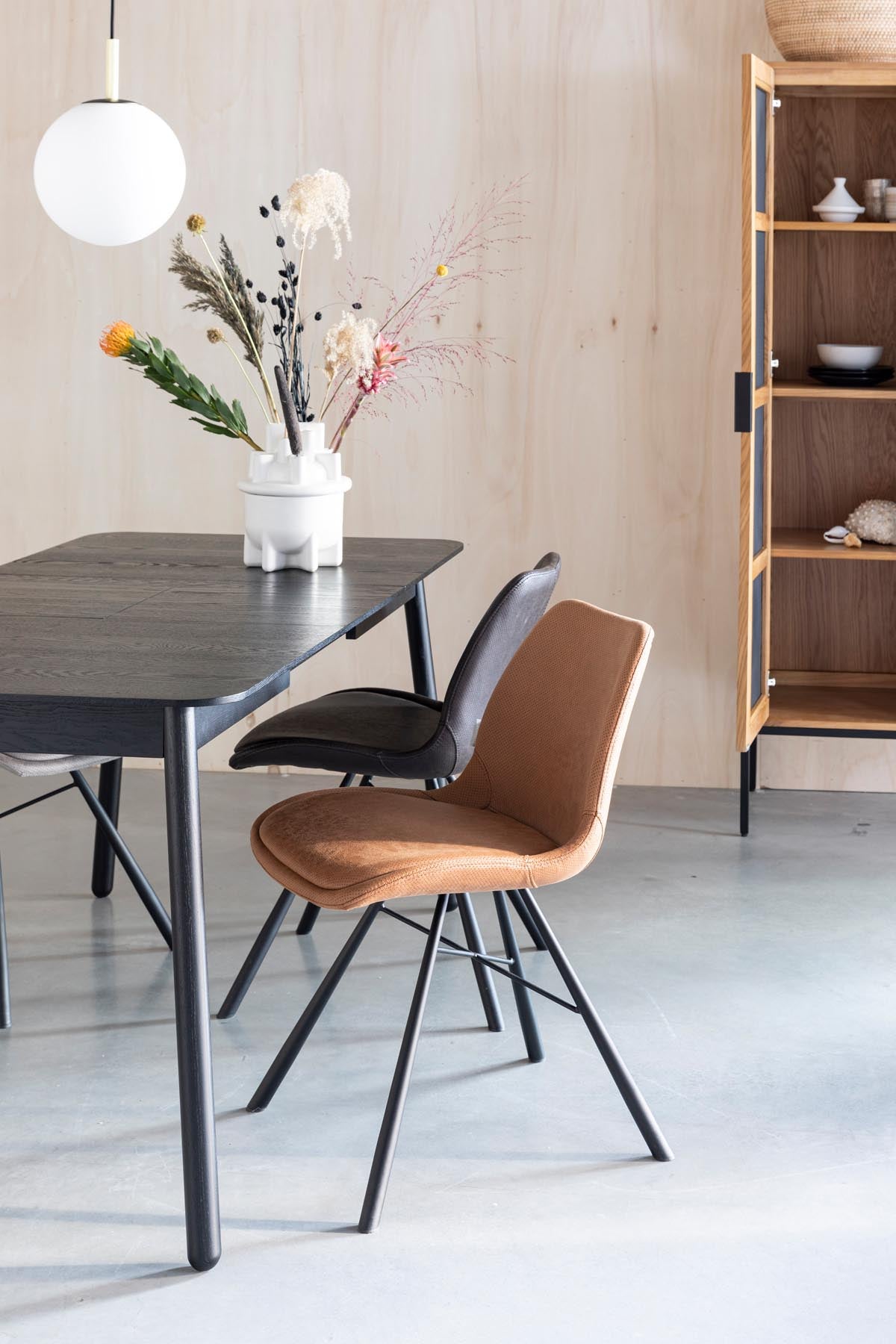 Tisch Glimps in Schwarz präsentiert im Onlineshop von KAQTU Design AG. Esstisch ist von Zuiver