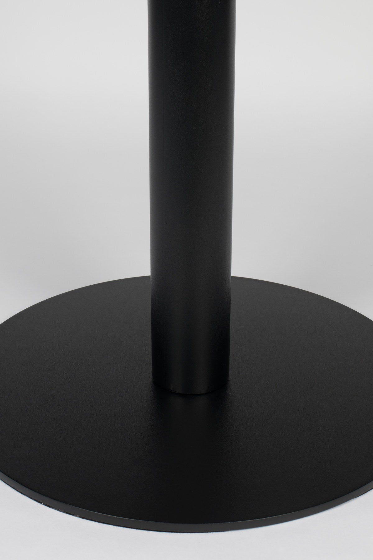 Beistelltisch Metsu in Schwarz präsentiert im Onlineshop von KAQTU Design AG. Esstisch ist von Zuiver