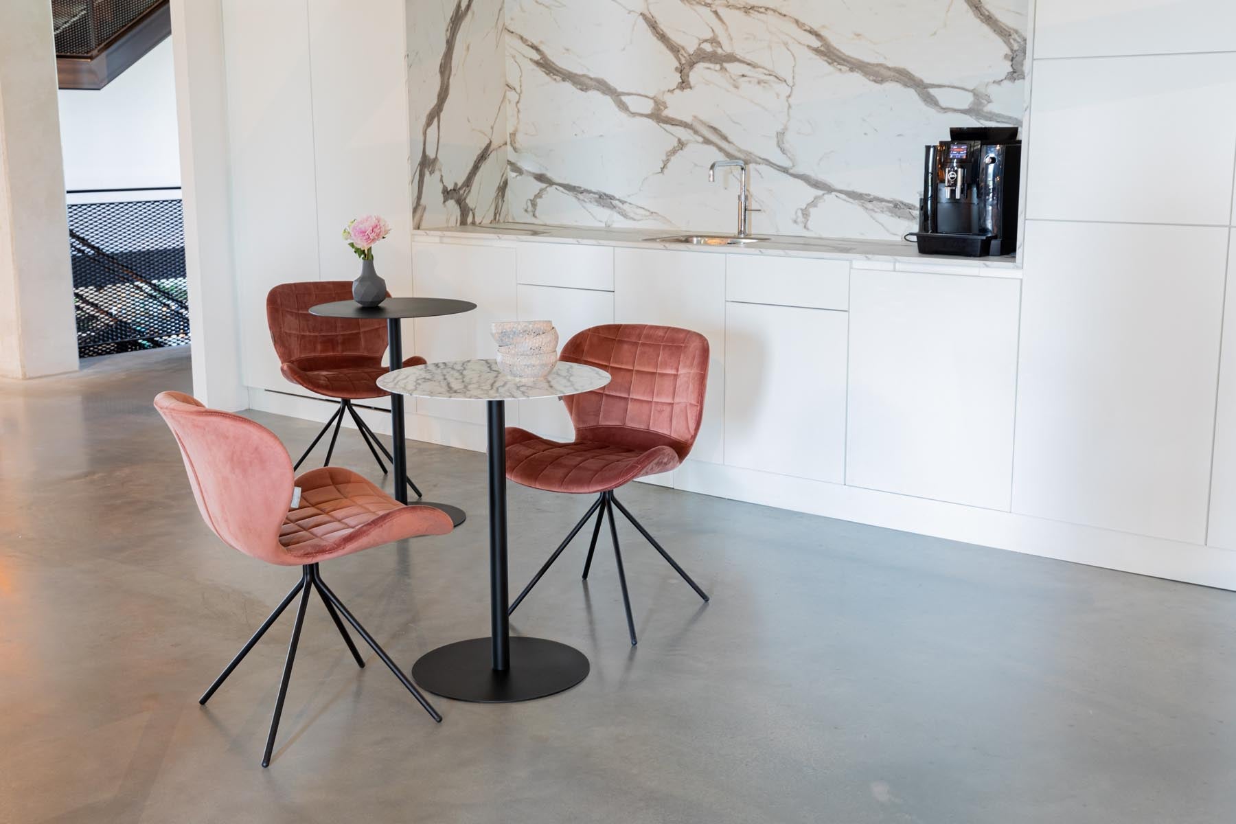 Beistelltisch Snow rund in Schwarz präsentiert im Onlineshop von KAQTU Design AG. Esstisch ist von Zuiver