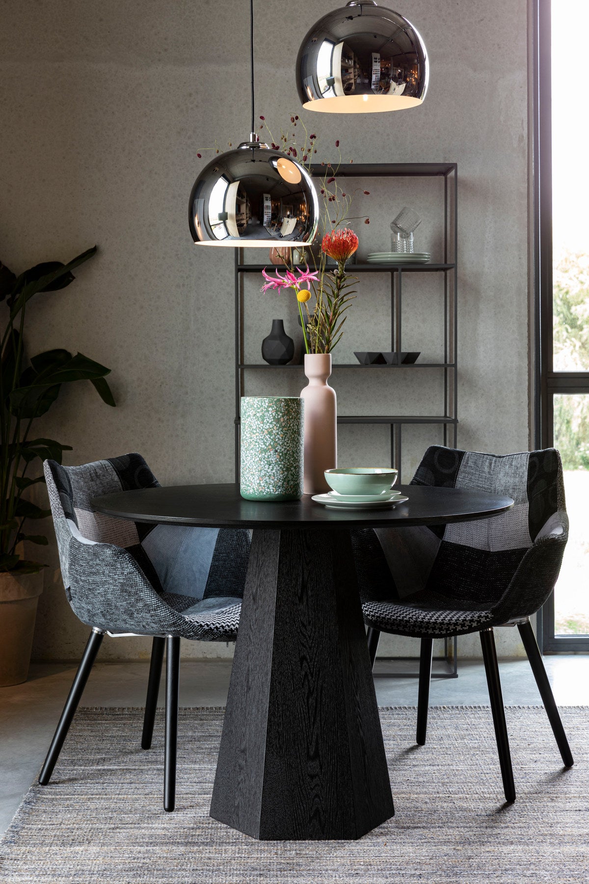 Tisch Pilar in Schwarz präsentiert im Onlineshop von KAQTU Design AG. Esstisch ist von Zuiver