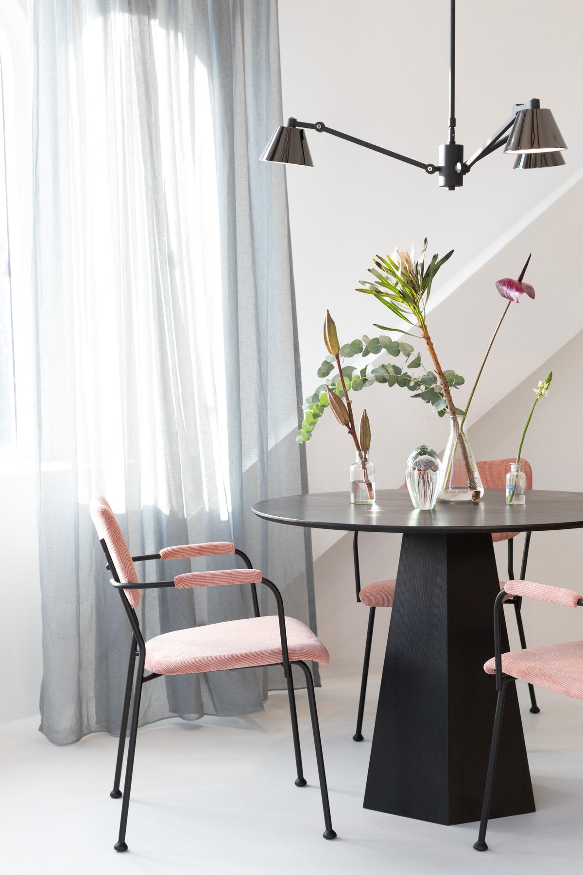 Tisch Pilar in Schwarz präsentiert im Onlineshop von KAQTU Design AG. Esstisch ist von Zuiver