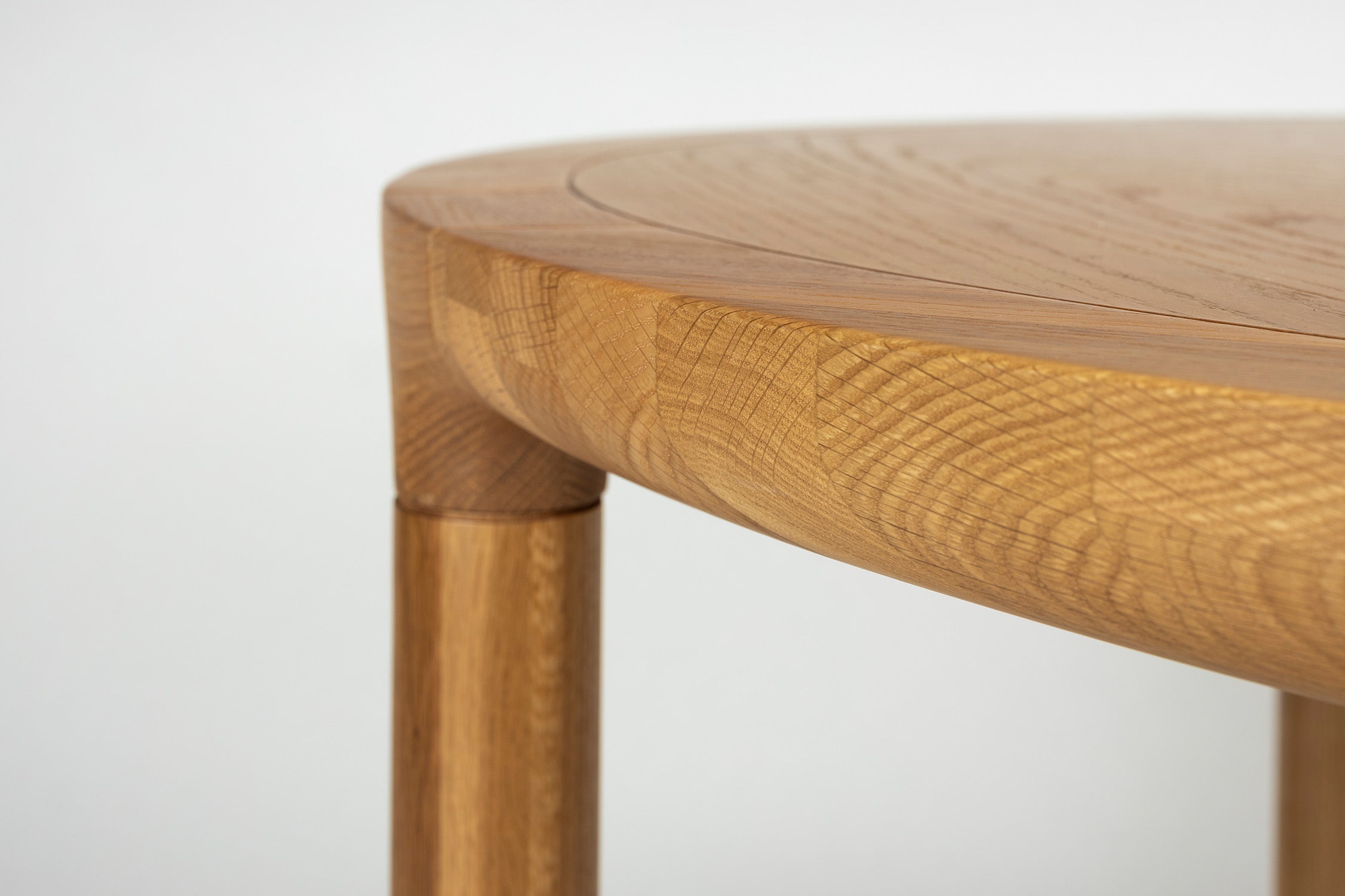 Rechteckiger Esstisch Storm von Zuiver mit heller Holzoptik und stabilen Beinen aus Eschenholz, ideal für moderne und minimalistische Einrichtungen.