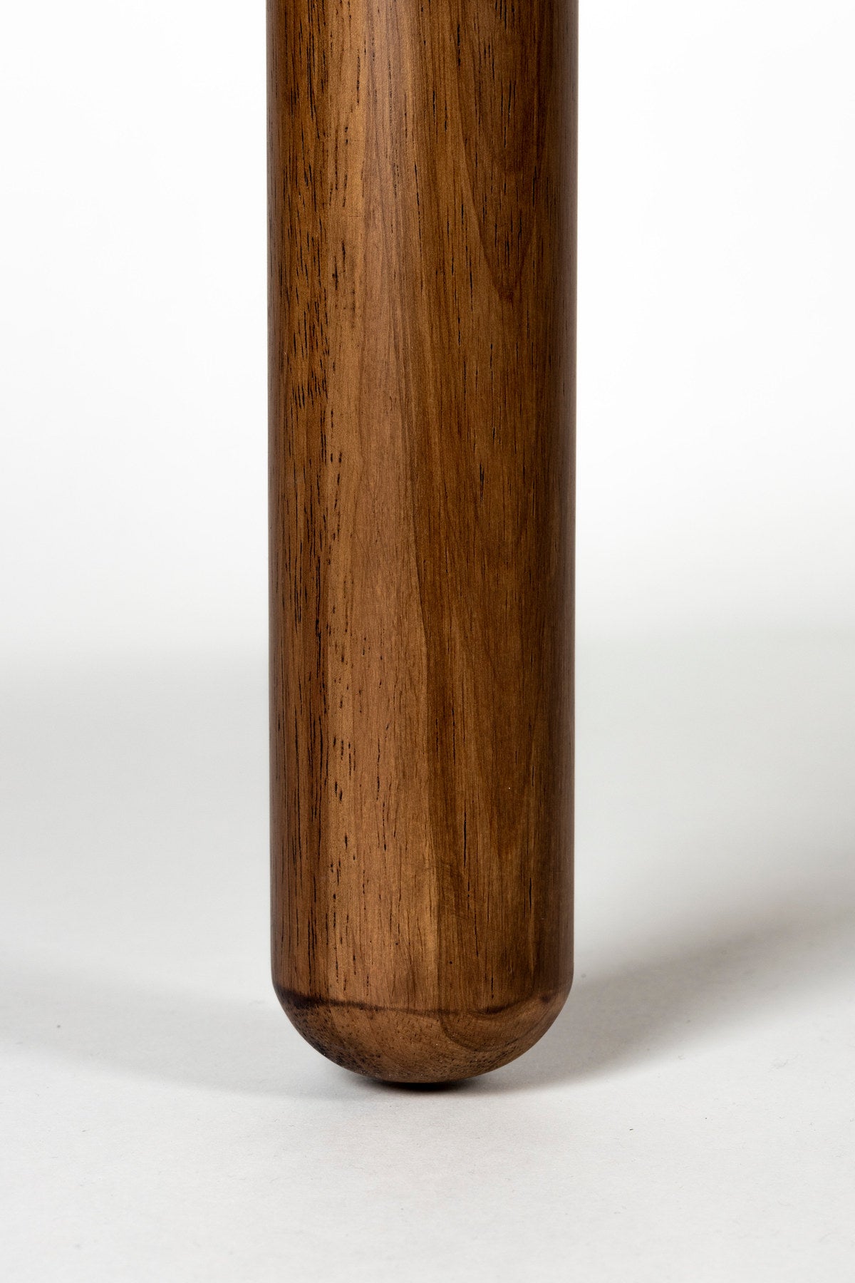 Tisch Storm in Braun präsentiert im Onlineshop von KAQTU Design AG. Esstisch ist von Zuiver