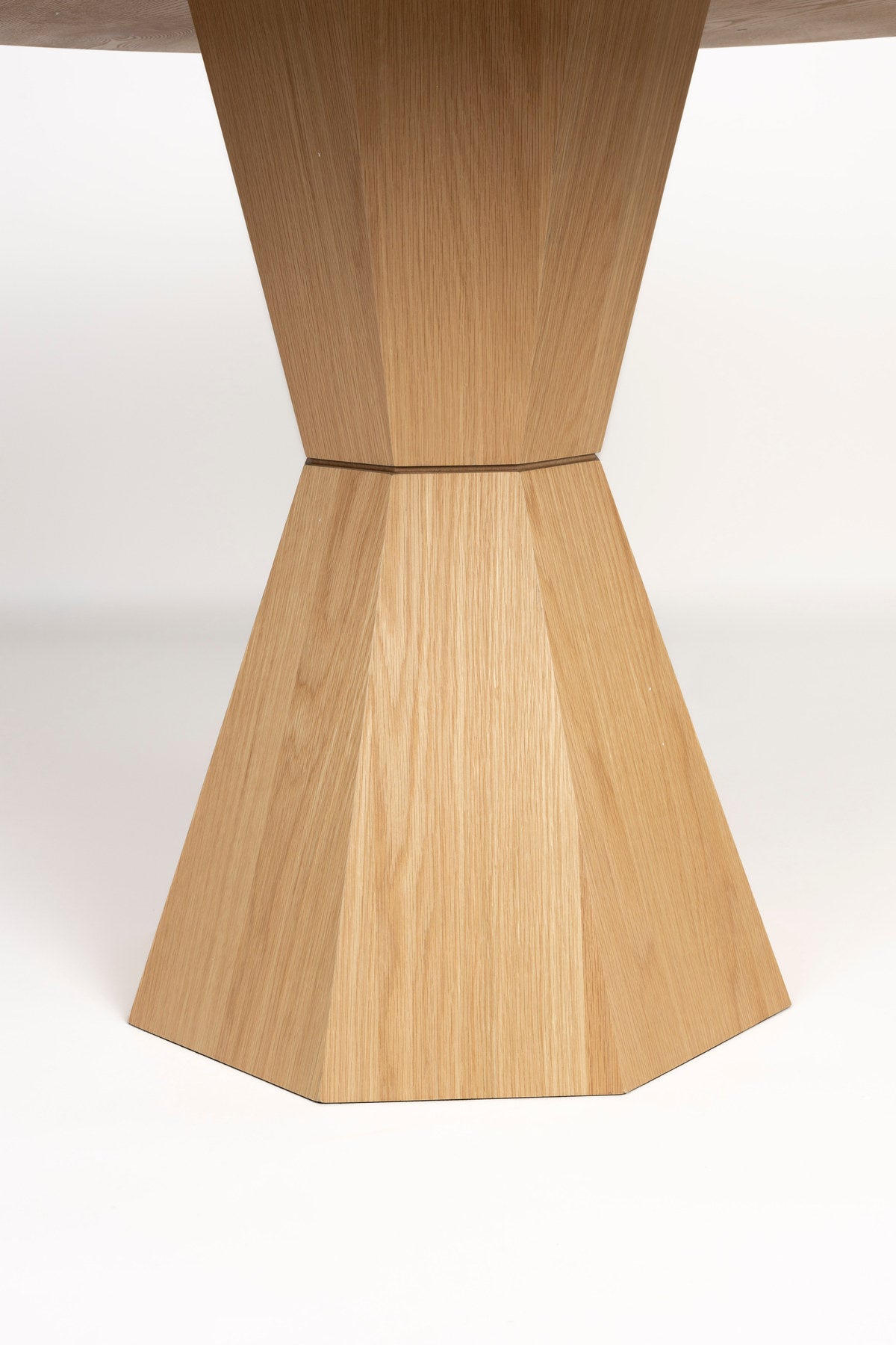 Tisch Lotus in beige präsentiert im Onlineshop von KAQTU Design AG. Esstisch ist von Zuiver