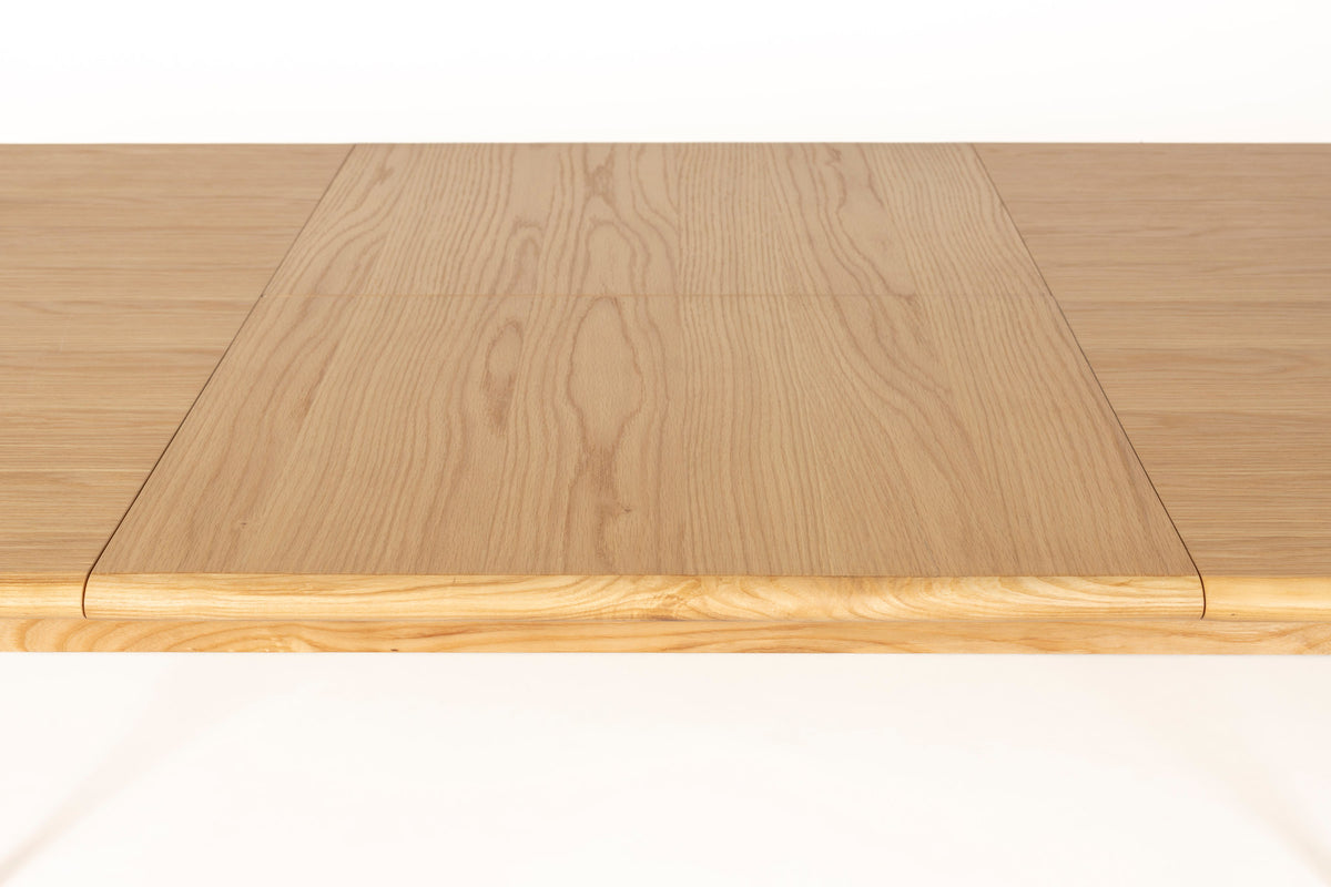Twist Tisch Eiche 180/240x90 in beige präsentiert im Onlineshop von KAQTU Design AG. Esstisch ist von Zuiver