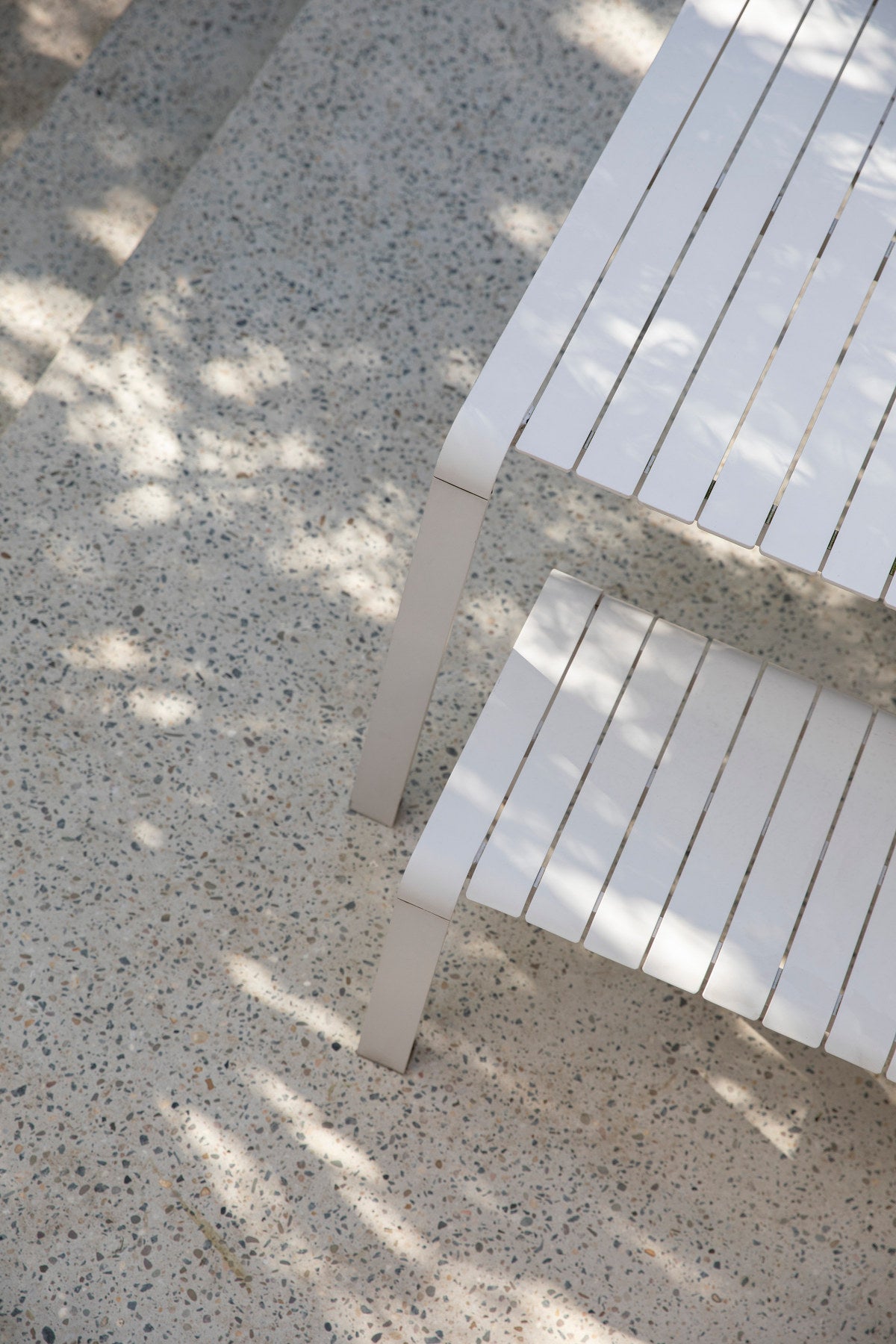 Gartentisch Vondel in Weiss präsentiert im Onlineshop von KAQTU Design AG. Gartentisch ist von Zuiver