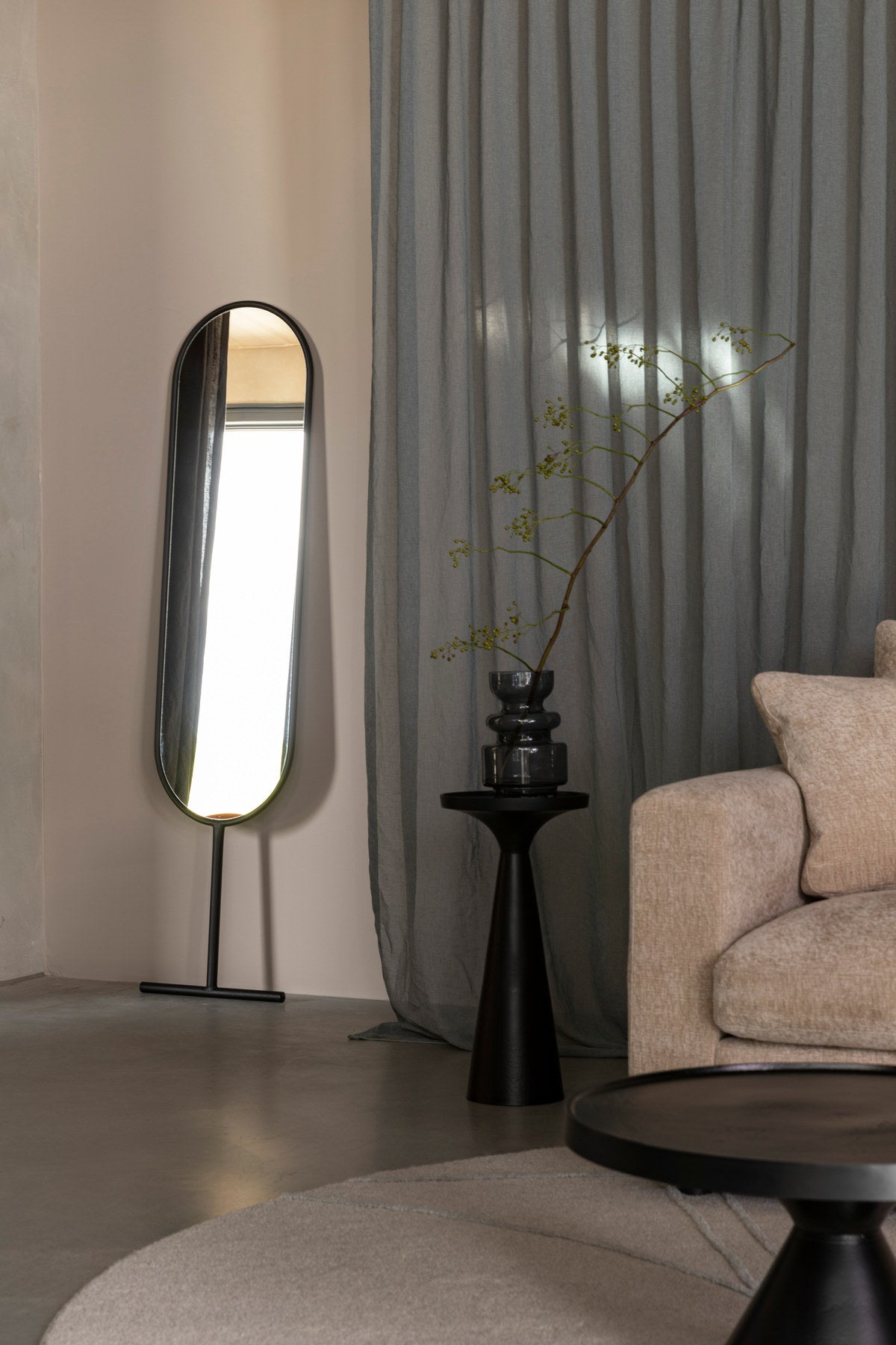 Beistelltisch Floss in Schwarz präsentiert im Onlineshop von KAQTU Design AG. Beistelltisch ist von Zuiver