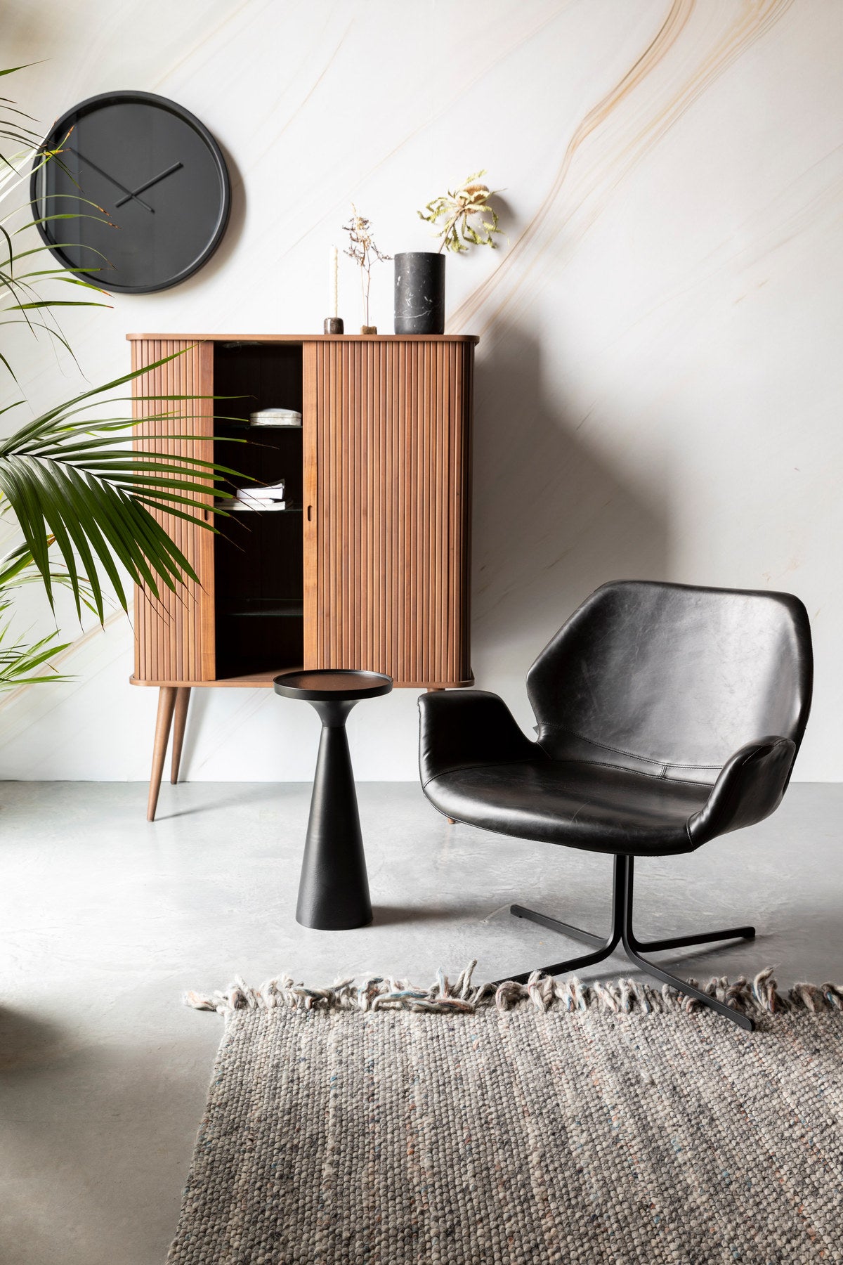 Beistelltisch Floss in Schwarz präsentiert im Onlineshop von KAQTU Design AG. Beistelltisch ist von Zuiver