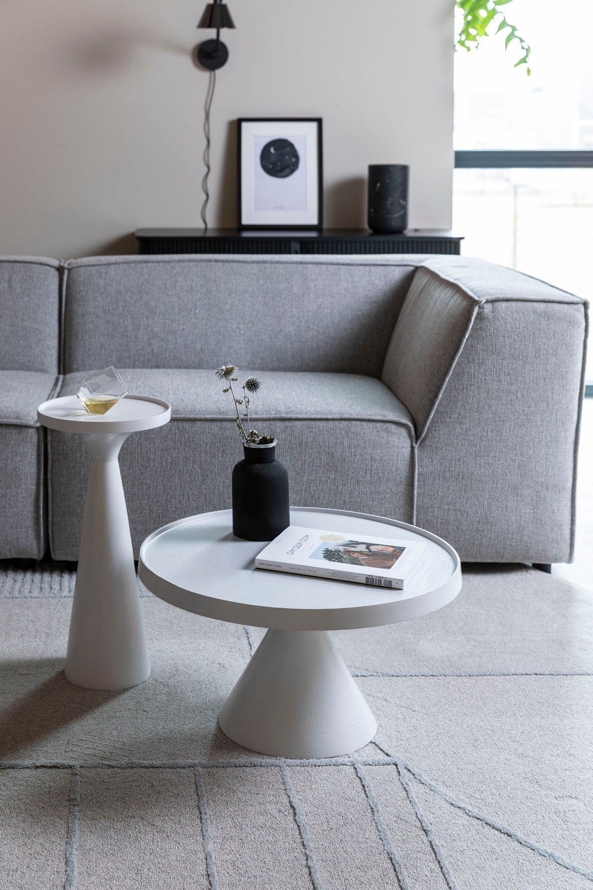 Beistelltisch Floss in Weiss präsentiert im Onlineshop von KAQTU Design AG. Beistelltisch ist von Zuiver