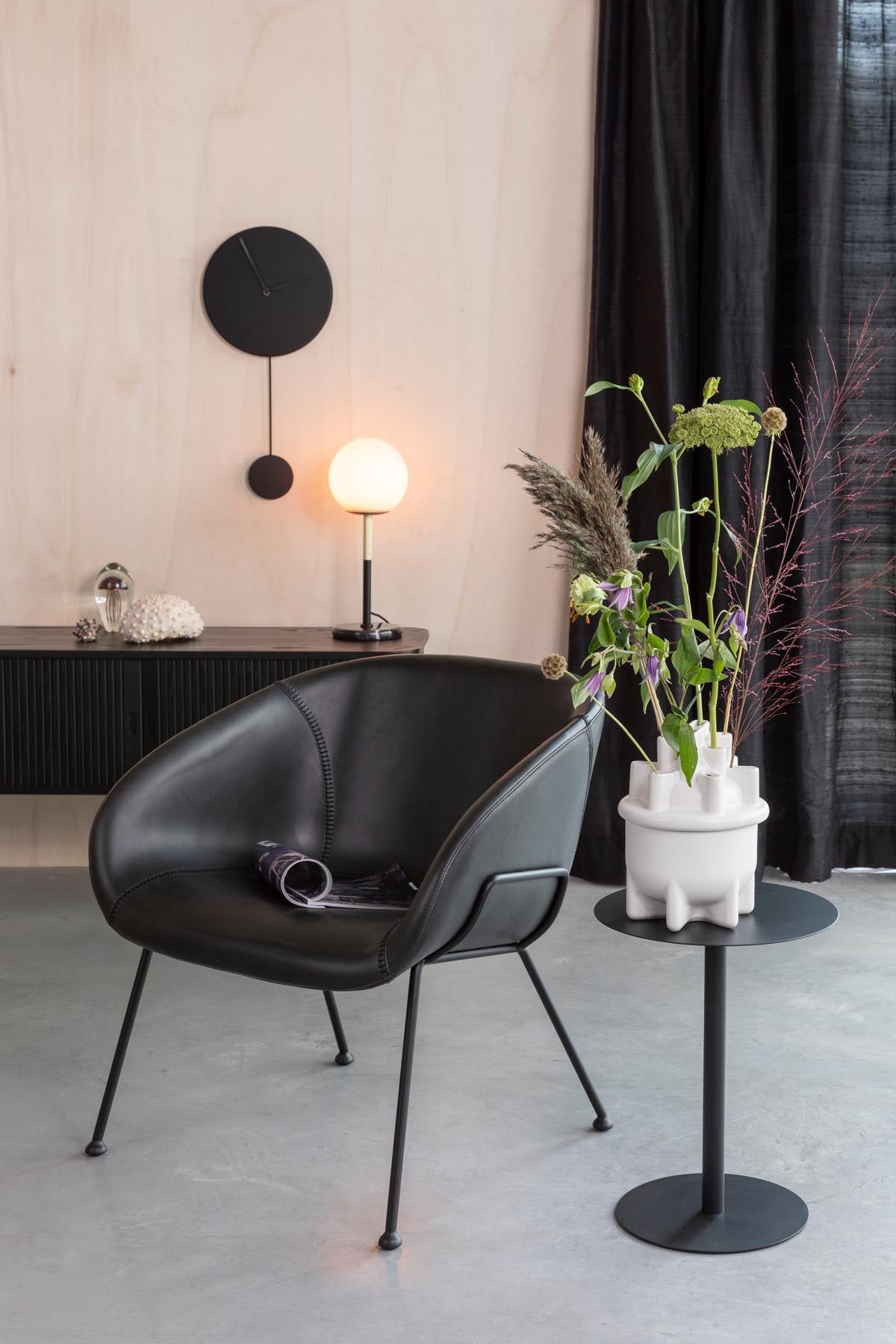 Beistelltisch Snow rund in Schwarz präsentiert im Onlineshop von KAQTU Design AG. Beistelltisch ist von Zuiver