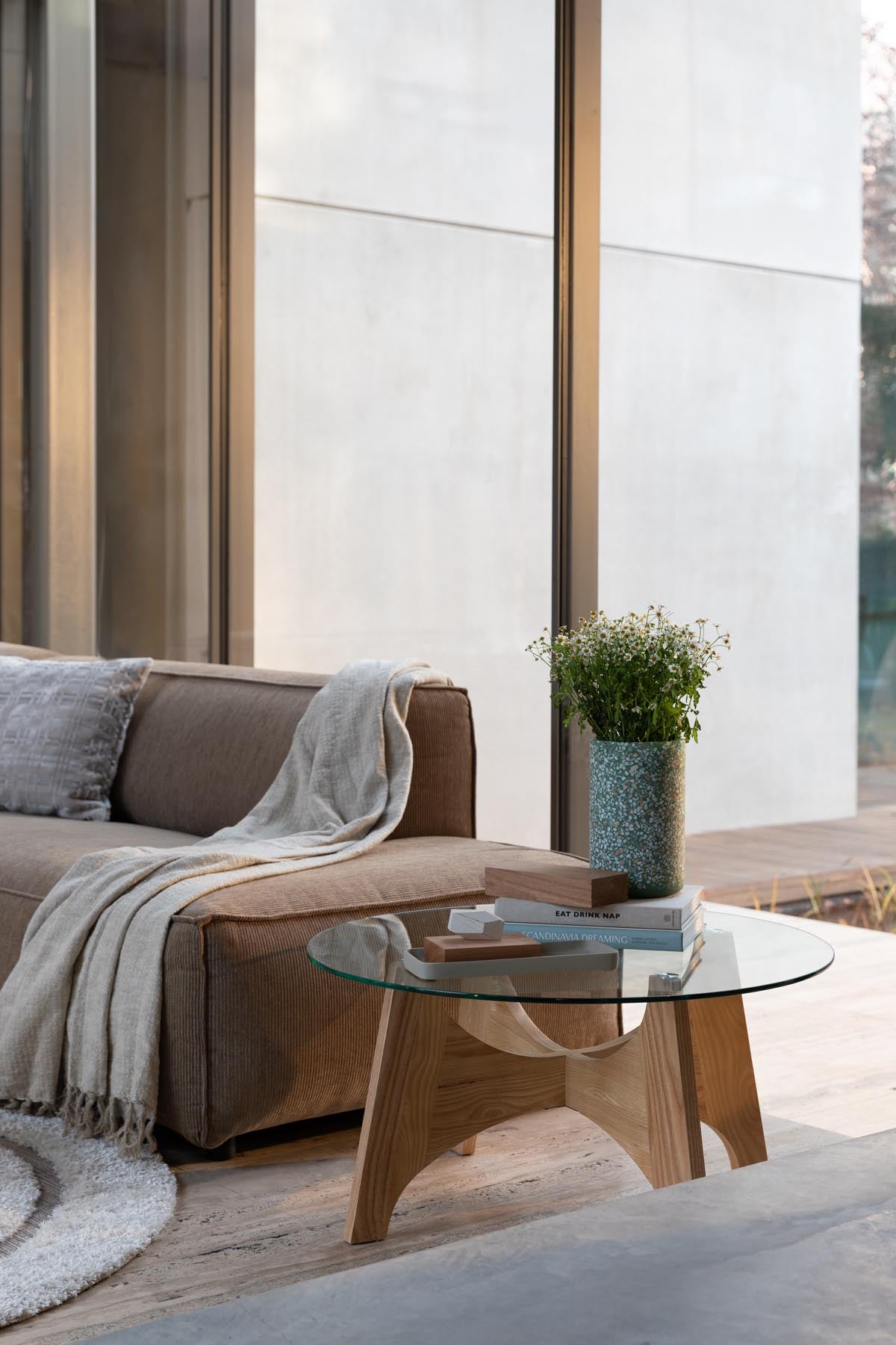 Kaffeetisch KOBE in Natur präsentiert im Onlineshop von KAQTU Design AG. Couchtisch ist von Zuiver