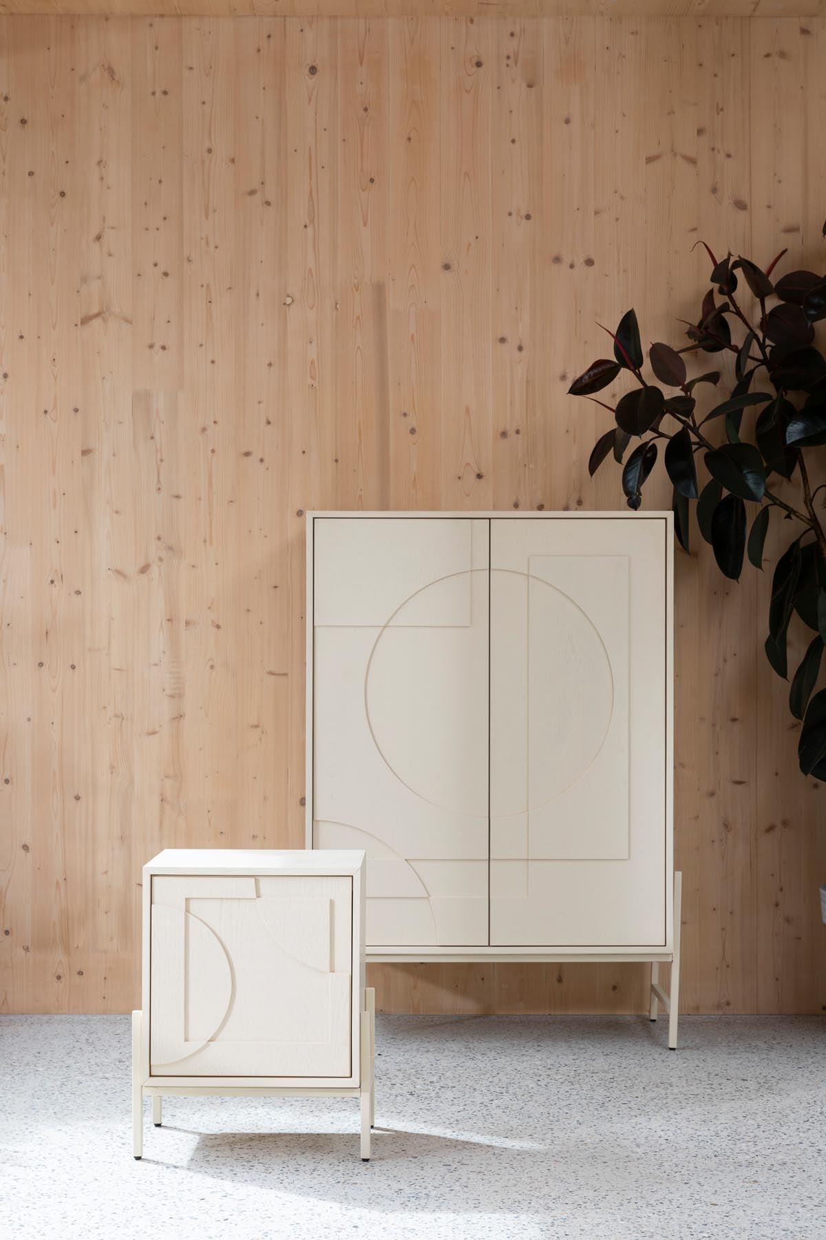 Beistelltisch Faces in beige präsentiert im Onlineshop von KAQTU Design AG. Beistelltisch ist von Zuiver