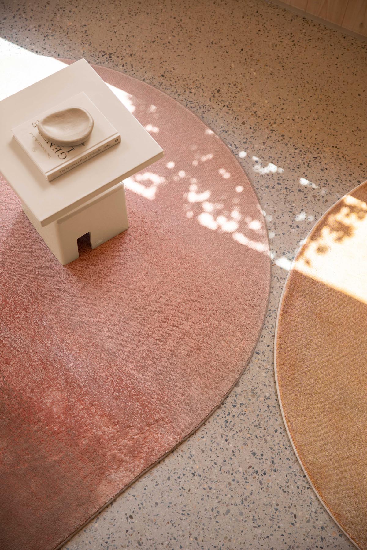 Beistelltisch Chubby in beige präsentiert im Onlineshop von KAQTU Design AG. Beistelltisch ist von Zuiver