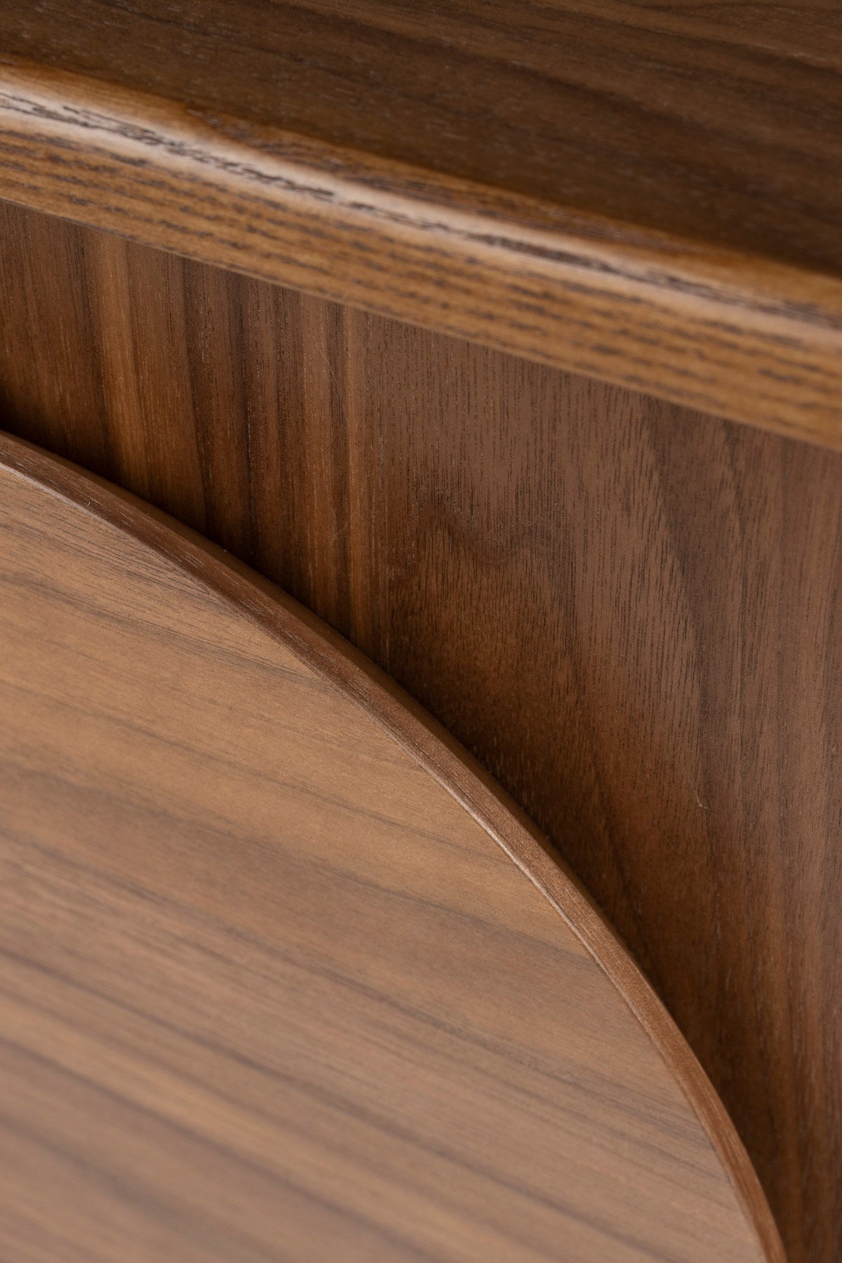 Beistelltisch / Bedstand Groove in Walnut präsentiert im Onlineshop von KAQTU Design AG. Beistelltisch ist von Zuiver