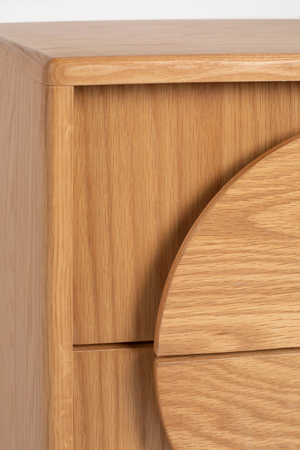 Beistelltisch / Bedstand Groove in Natural Oak präsentiert im Onlineshop von KAQTU Design AG. Beistelltisch ist von Zuiver