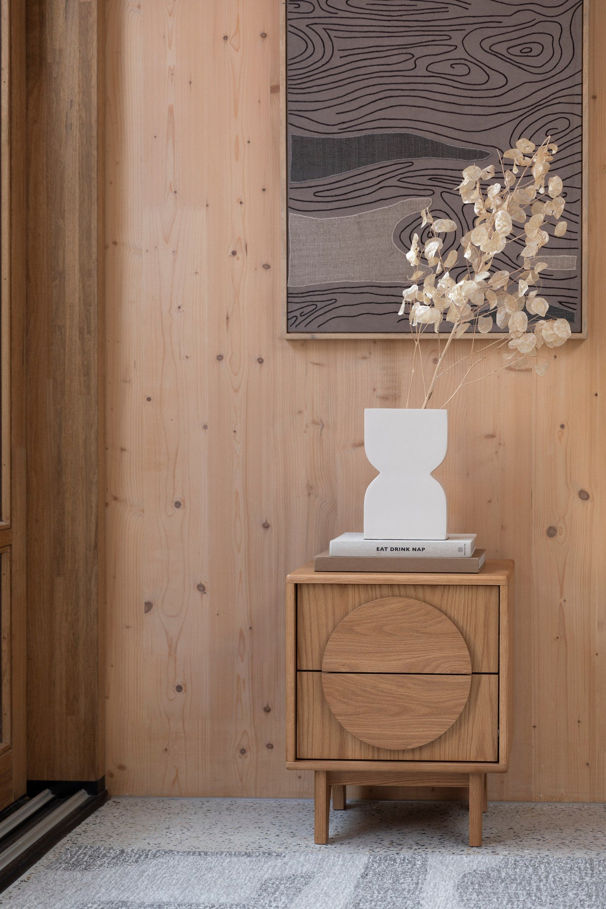 Beistelltisch / Bedstand Groove in Natural Oak präsentiert im Onlineshop von KAQTU Design AG. Beistelltisch ist von Zuiver