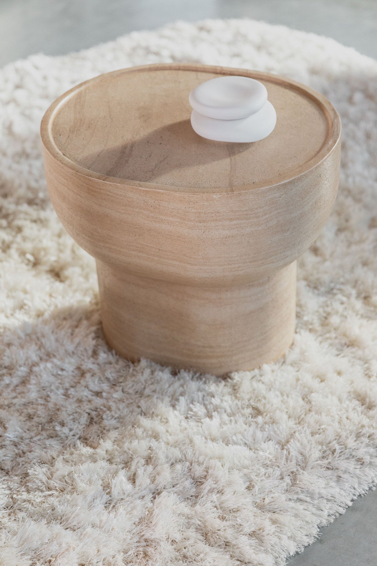 Edler Beistelltisch Oval in beige präsentiert im Onlineshop von KAQTU Design AG. Beistelltisch ist von Zuiver