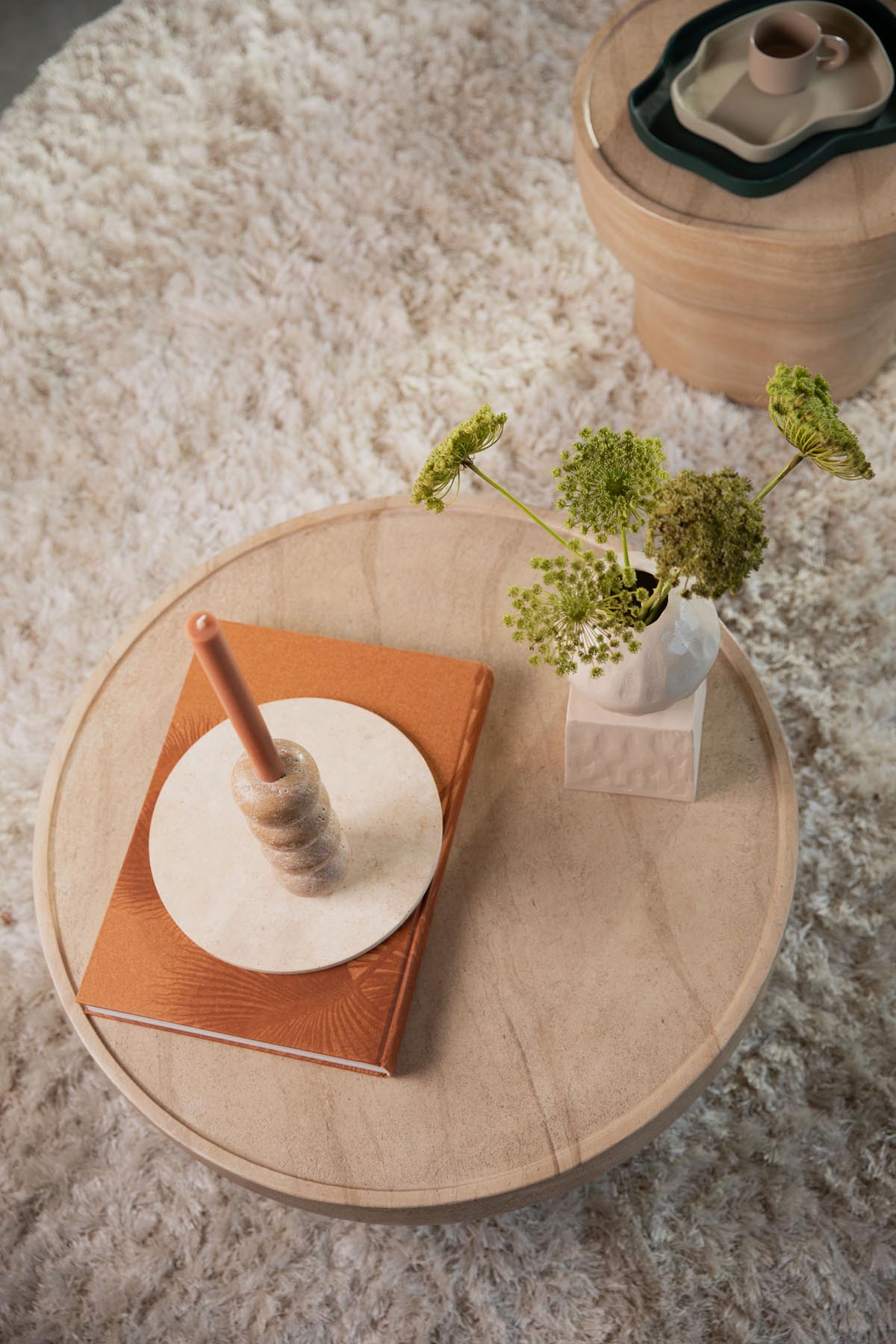 Edler Couchtisch rund in beige präsentiert im Onlineshop von KAQTU Design AG. Couchtisch ist von Zuiver