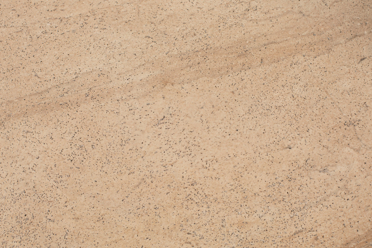 Edler Couchtisch Oval in beige präsentiert im Onlineshop von KAQTU Design AG. Couchtisch ist von Zuiver