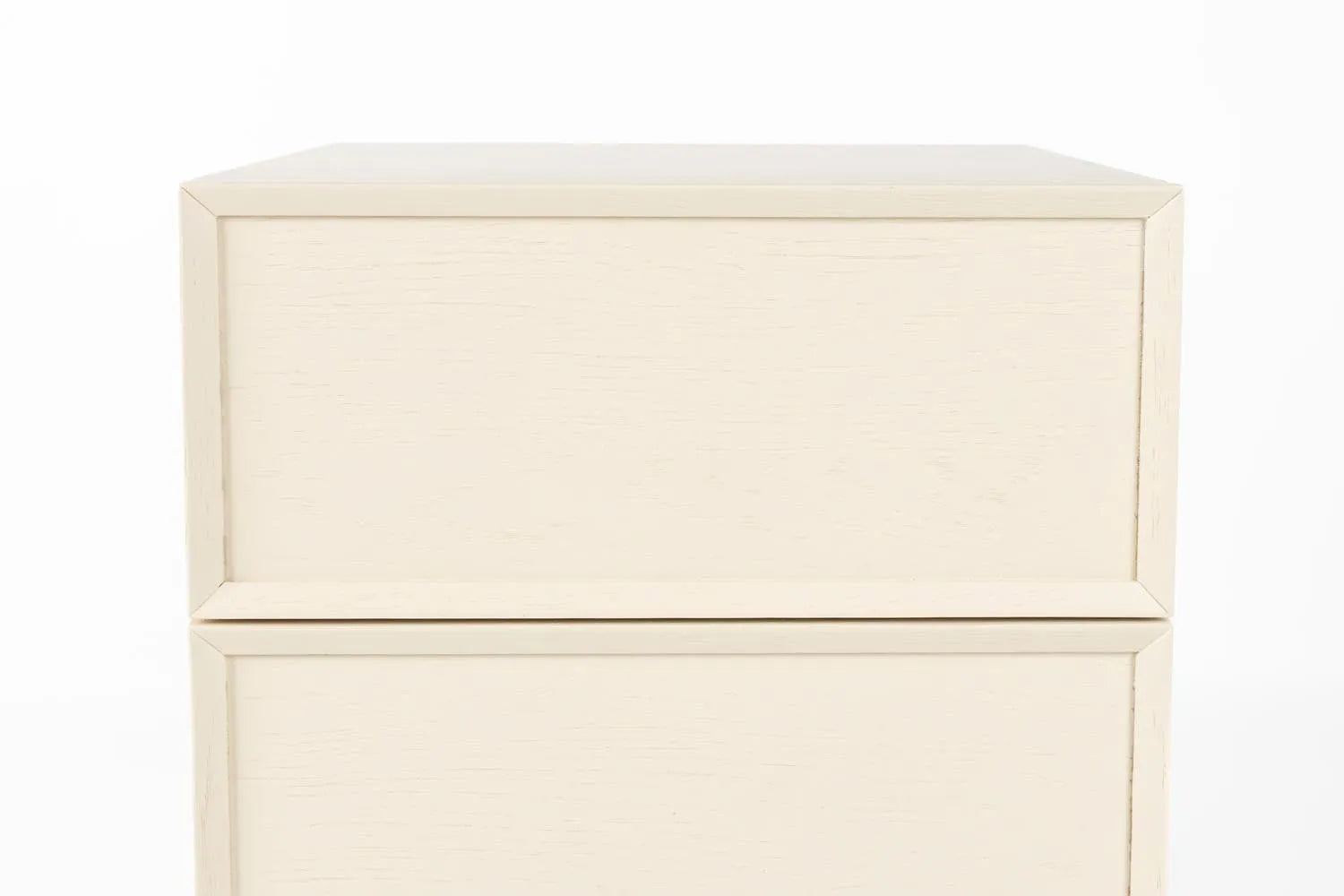 Der June Beistelltisch von Zuiver vereint edles Eichenholz mit modernem Design und bietet stilvollen Stauraum mit Push-to-Open-Schubladen.