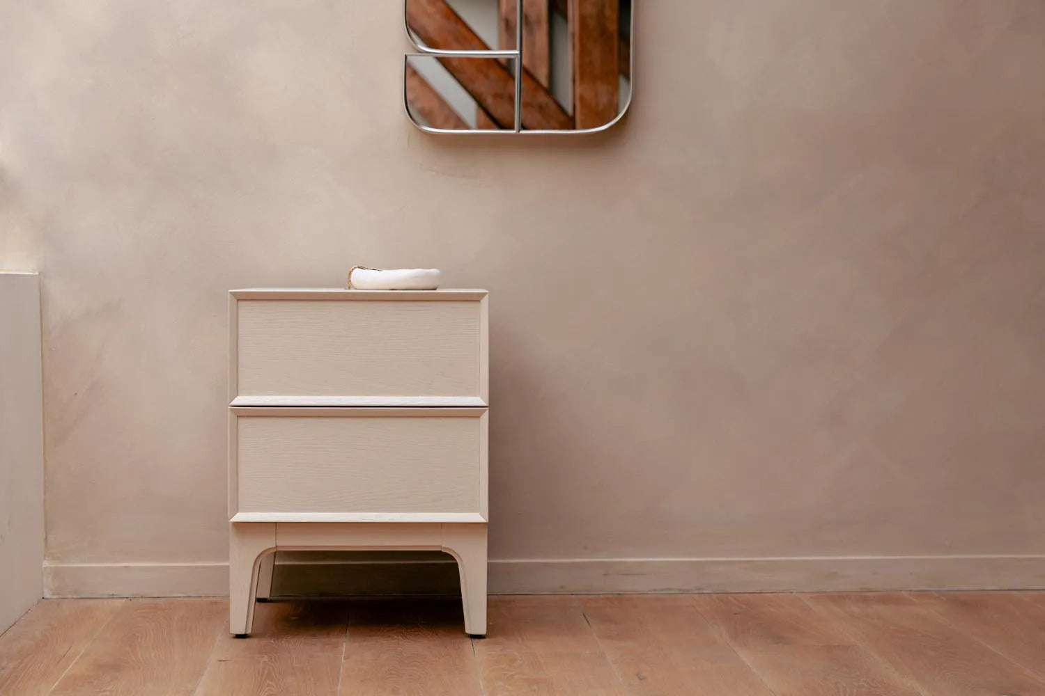 Der June Beistelltisch von Zuiver vereint edles Eichenholz mit modernem Design und bietet stilvollen Stauraum mit Push-to-Open-Schubladen.