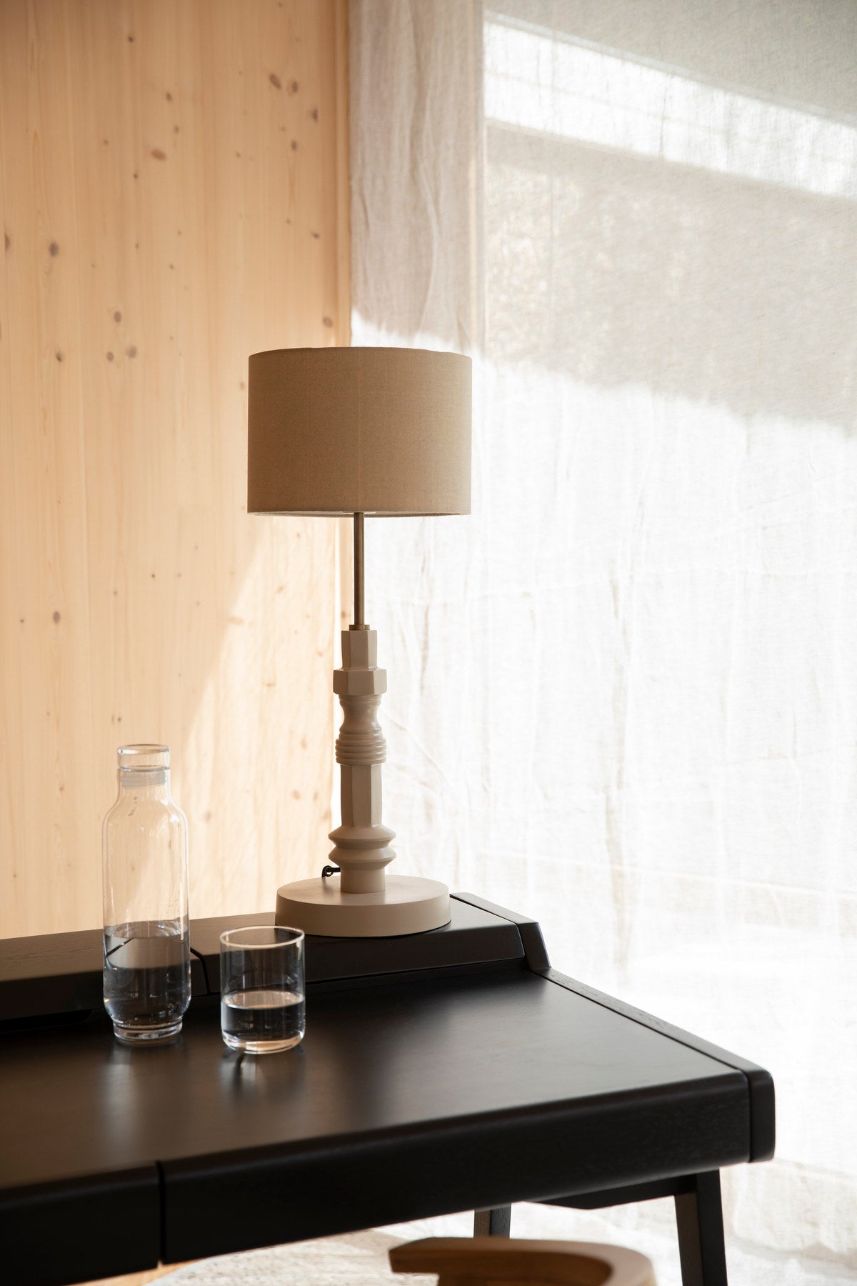 Schreibtisch Kaat in Schwarz präsentiert im Onlineshop von KAQTU Design AG. Schreibtisch ist von Zuiver