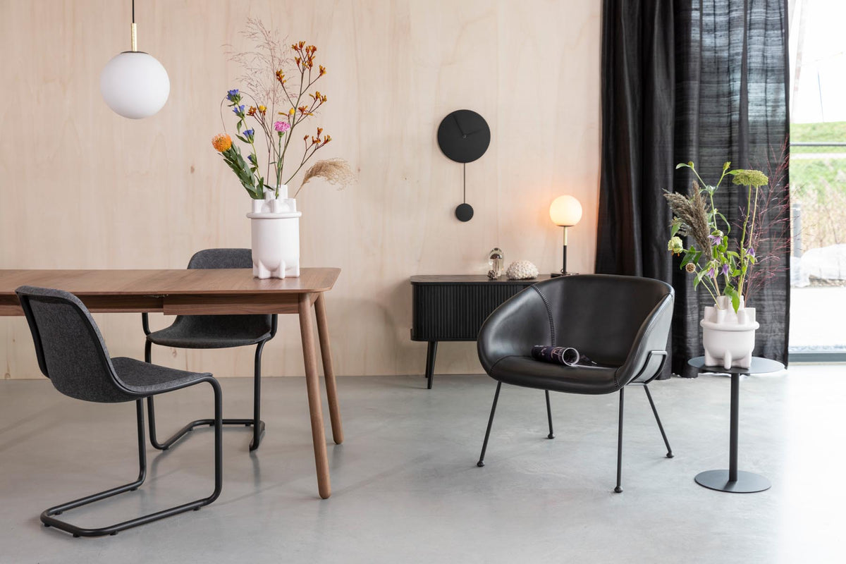 Lounge Sessel Feston in Schwarz präsentiert im Onlineshop von KAQTU Design AG. Sessel mit Armlehnen ist von Zuiver