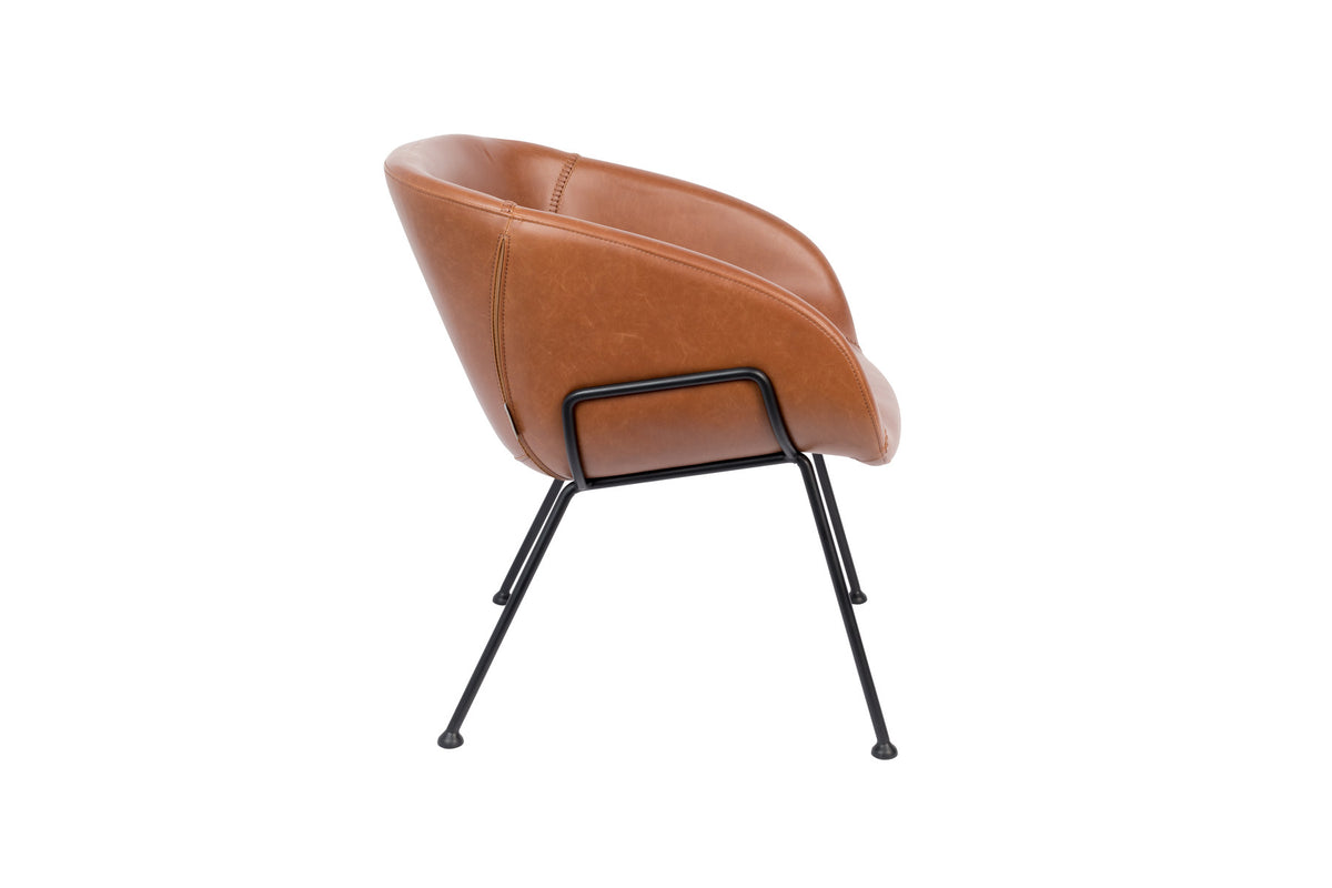 Lounge Sessel Feston in Braun präsentiert im Onlineshop von KAQTU Design AG. Sessel mit Armlehnen ist von Zuiver