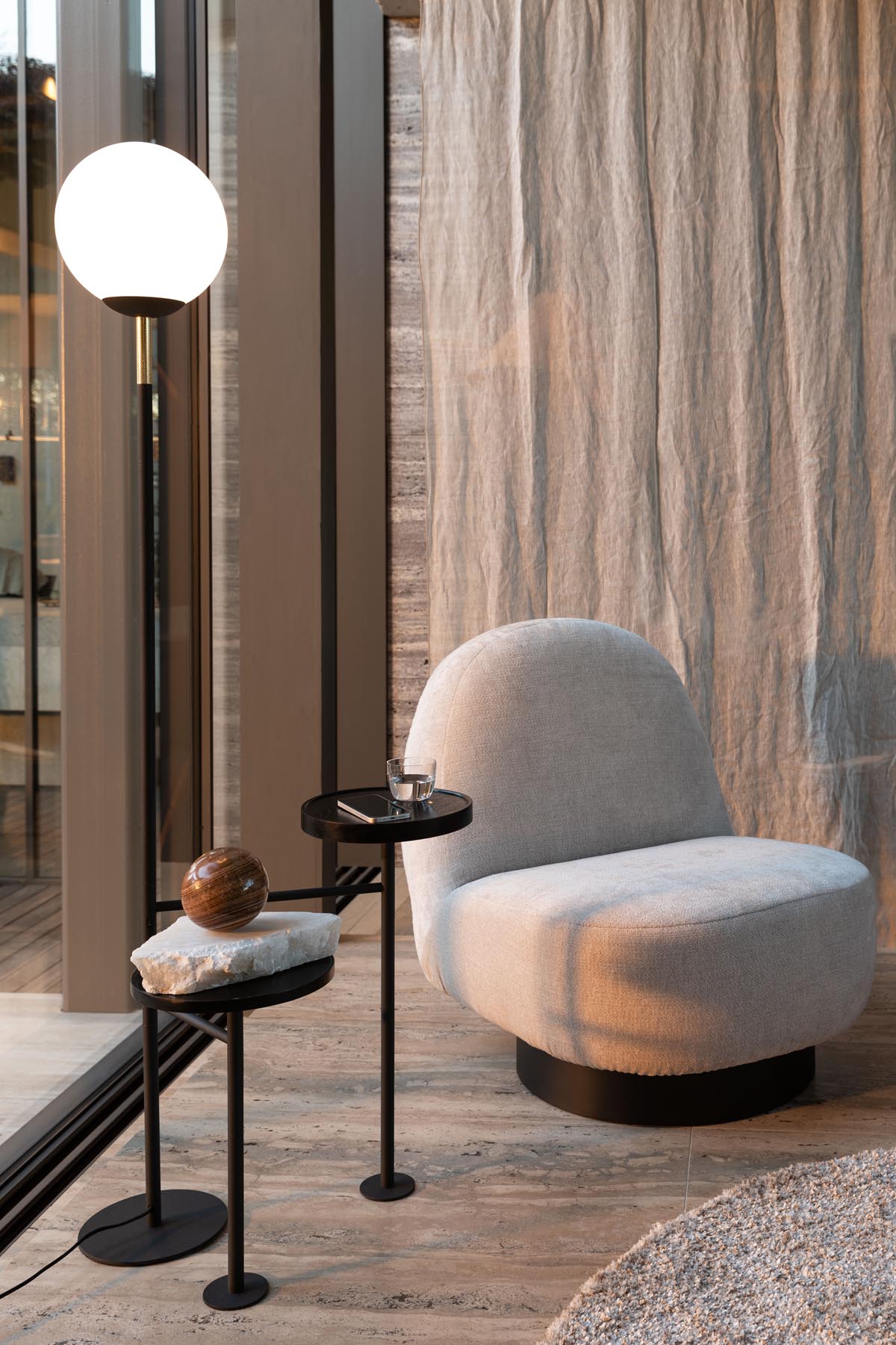 Sessel EDEN in Sand / Schwarz präsentiert im Onlineshop von KAQTU Design AG. Sessel ist von Zuiver