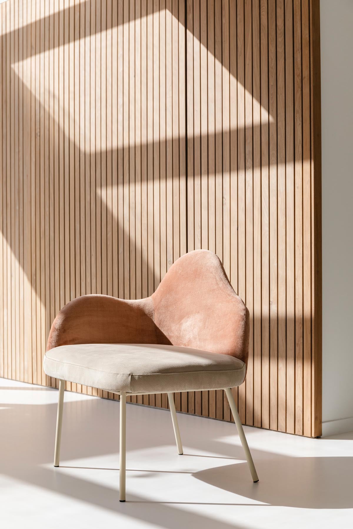 Sessel Friuli in Rosa präsentiert im Onlineshop von KAQTU Design AG. Sessel ist von Zuiver