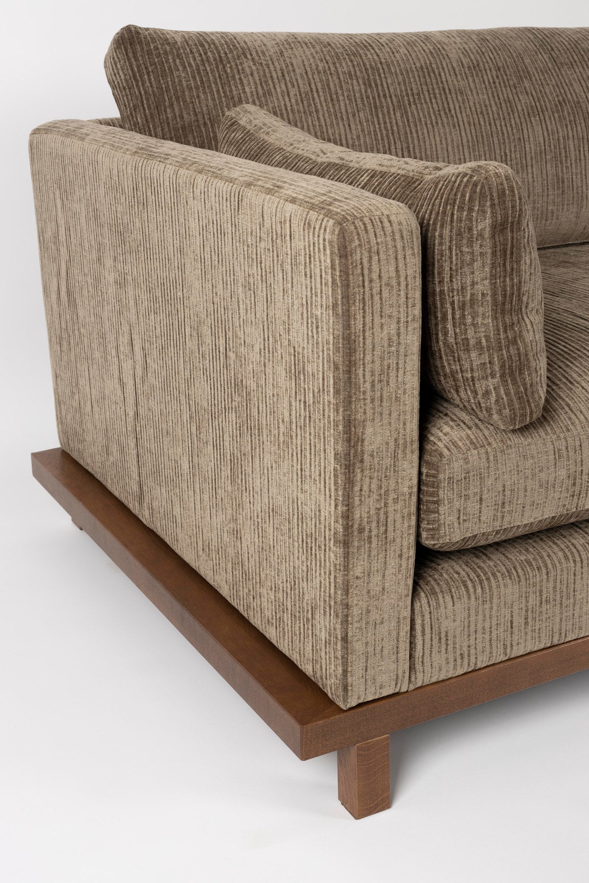 Sofa Blossom 4.5-Sitzer in Braun präsentiert im Onlineshop von KAQTU Design AG. 4er Sofa ist von Zuiver
