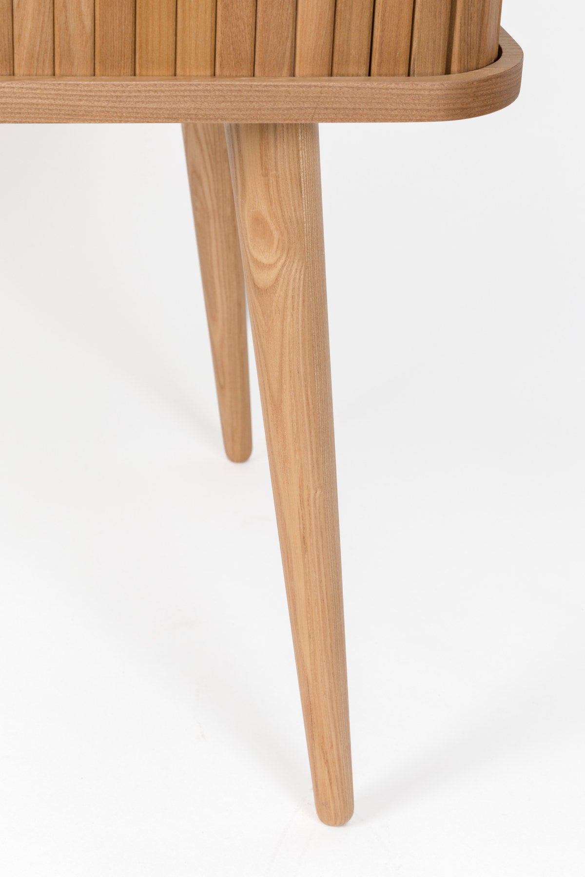 Sideboard Barbier von Zuiver mit Holzfurnier, Lamellen-Schiebetüren und Beinen