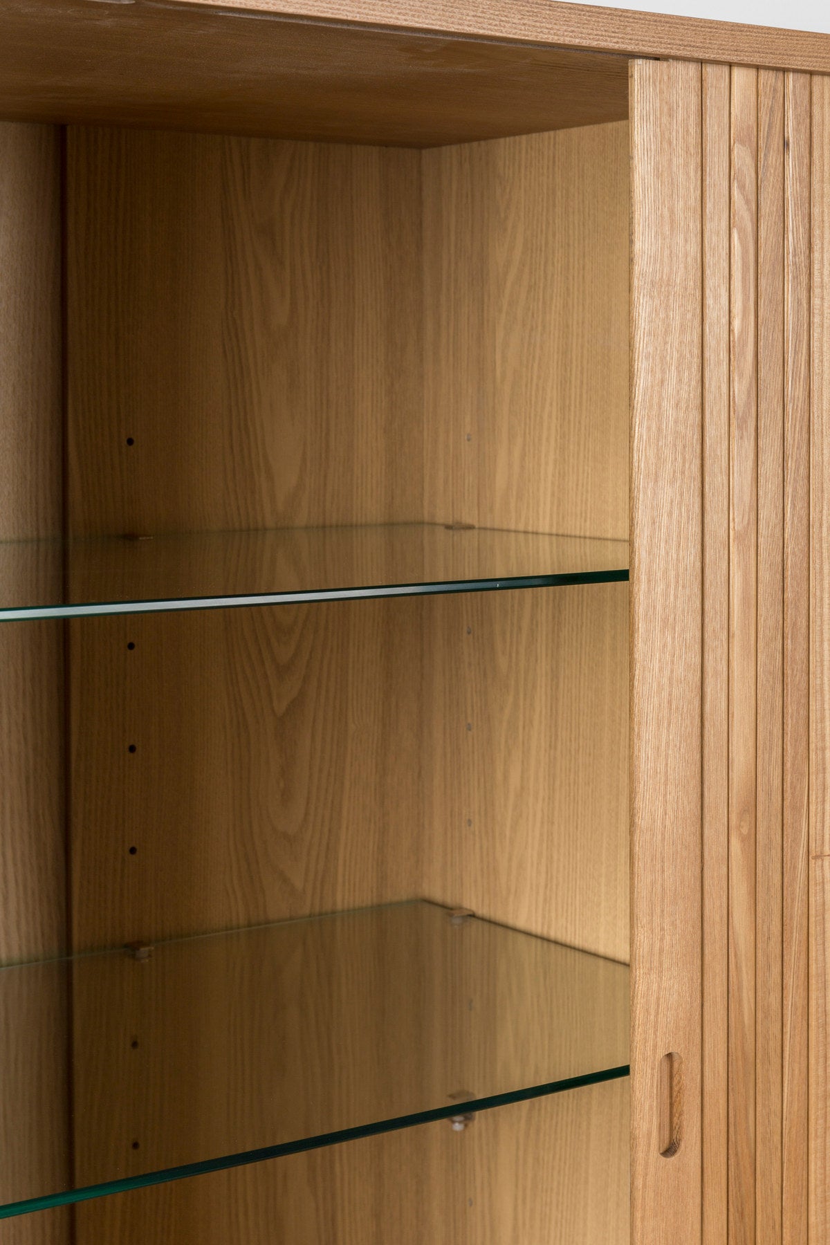 Sideboard Barbier von Zuiver mit Holzfurnier, Lamellen-Schiebetüren und Beinen