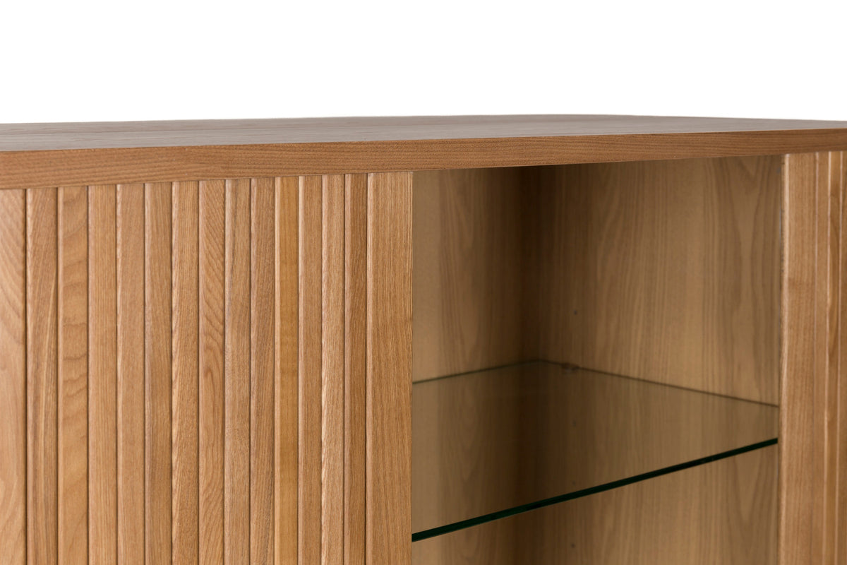 Sideboard Barbier von Zuiver mit Holzfurnier, Lamellen-Schiebetüren und Beinen