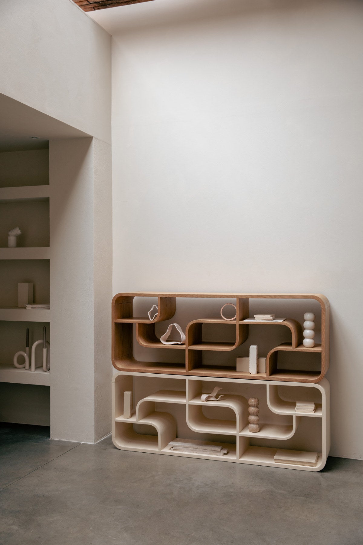 Seven Regal in Brown präsentiert im Onlineshop von KAQTU Design AG. Standregal ist von Zuiver
