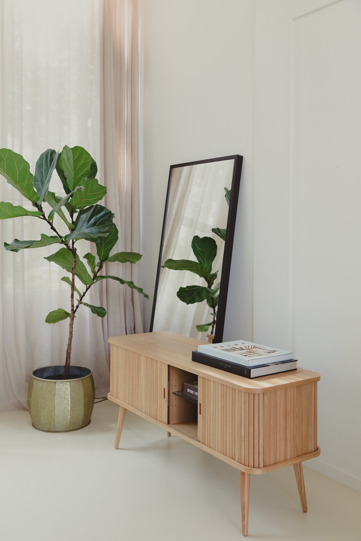 Sideboard Barbier von Zuiver in Natur mit Schiebetüren aus vertikalen Eschenholz-Lamellen, Beinen aus massivem Eschenholz und Regal aus gehärtetem Glas.