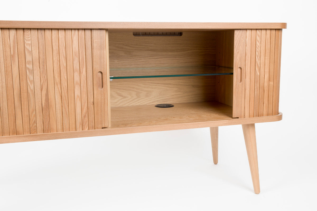 Sideboard Barbier von Zuiver in Natur mit Schiebetüren aus vertikalen Eschenholz-Lamellen, Beinen aus massivem Eschenholz und Regal aus gehärtetem Glas.