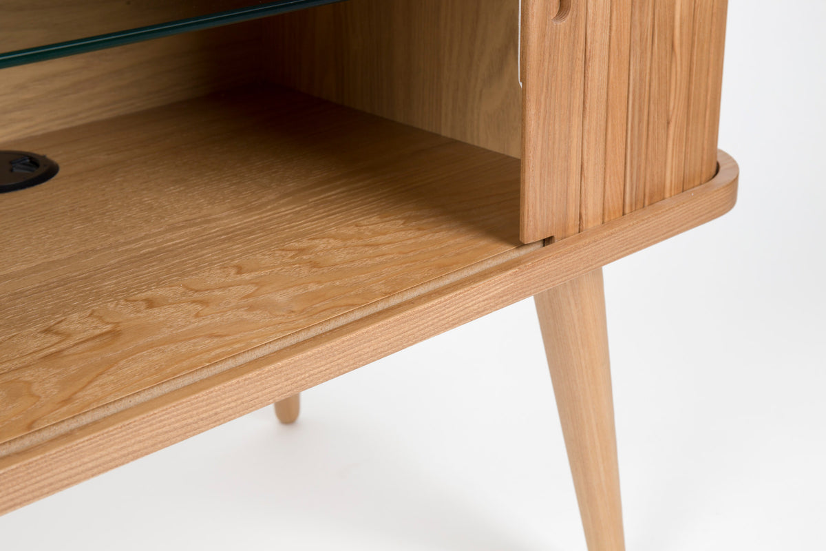Sideboard Barbier von Zuiver in Natur mit Schiebetüren aus vertikalen Eschenholz-Lamellen, Beinen aus massivem Eschenholz und Regal aus gehärtetem Glas.