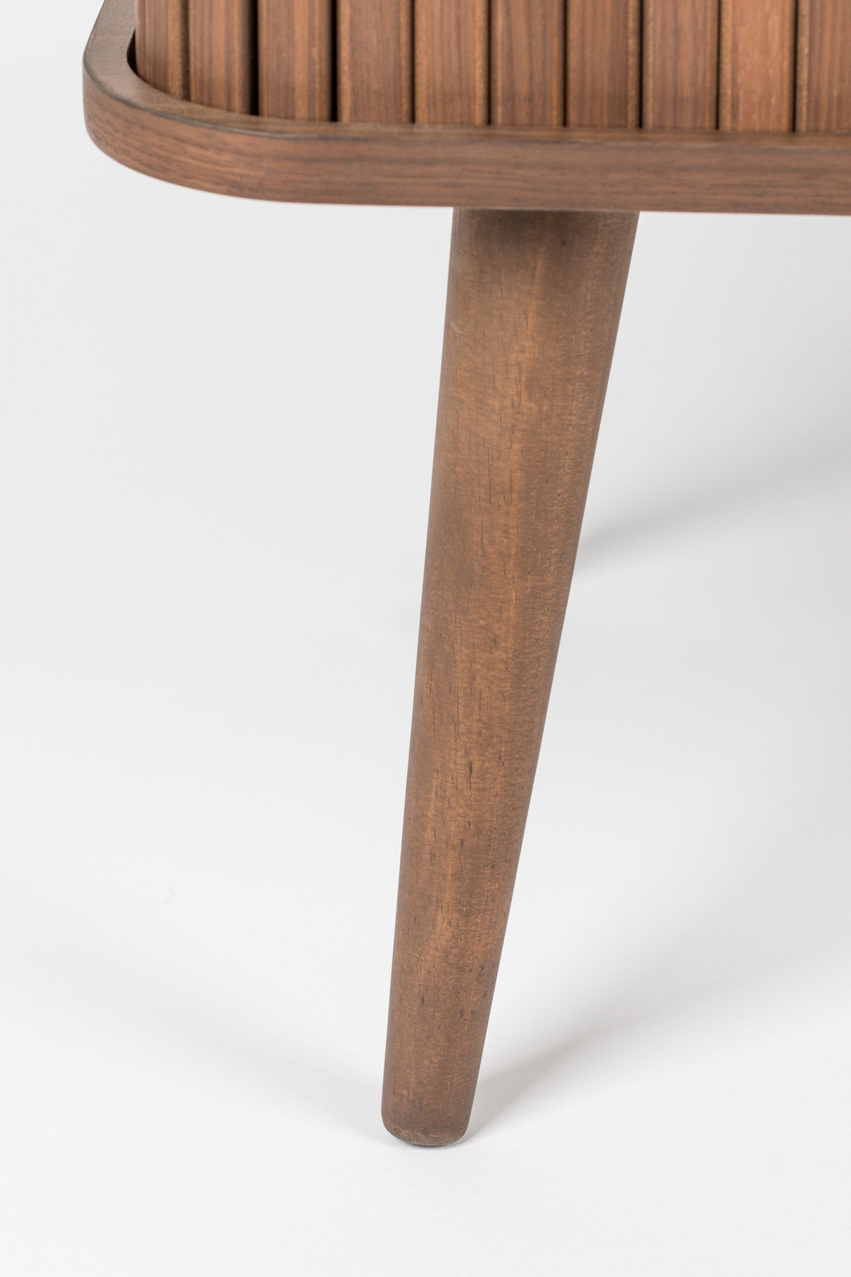 Sideboard Barbier von Zuiver in Natur mit Schiebetüren aus vertikalen Eschenholz-Lamellen, Beinen aus massivem Eschenholz und Regal aus gehärtetem Glas.