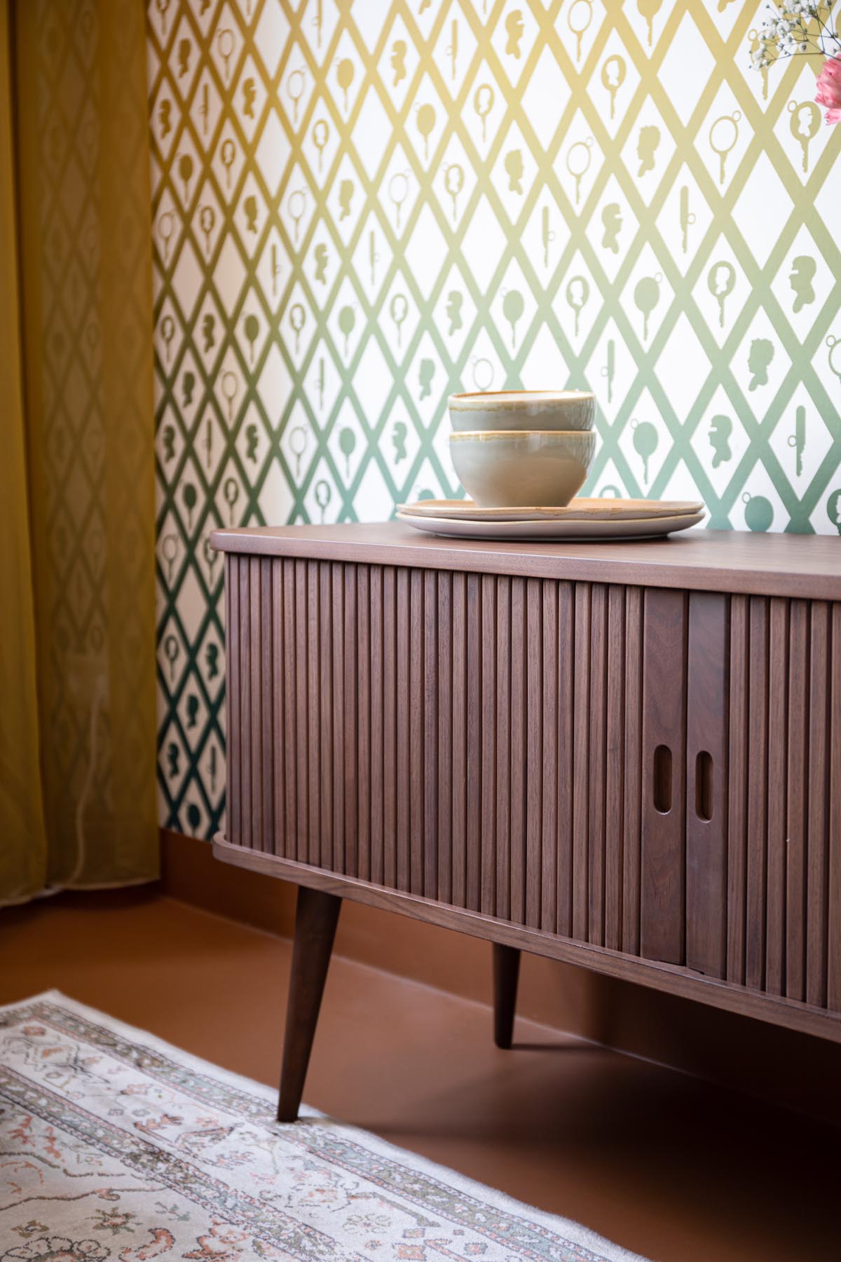 Sideboard Barbier von Zuiver in Natur mit Schiebetüren aus vertikalen Eschenholz-Lamellen, Beinen aus massivem Eschenholz und Regal aus gehärtetem Glas.