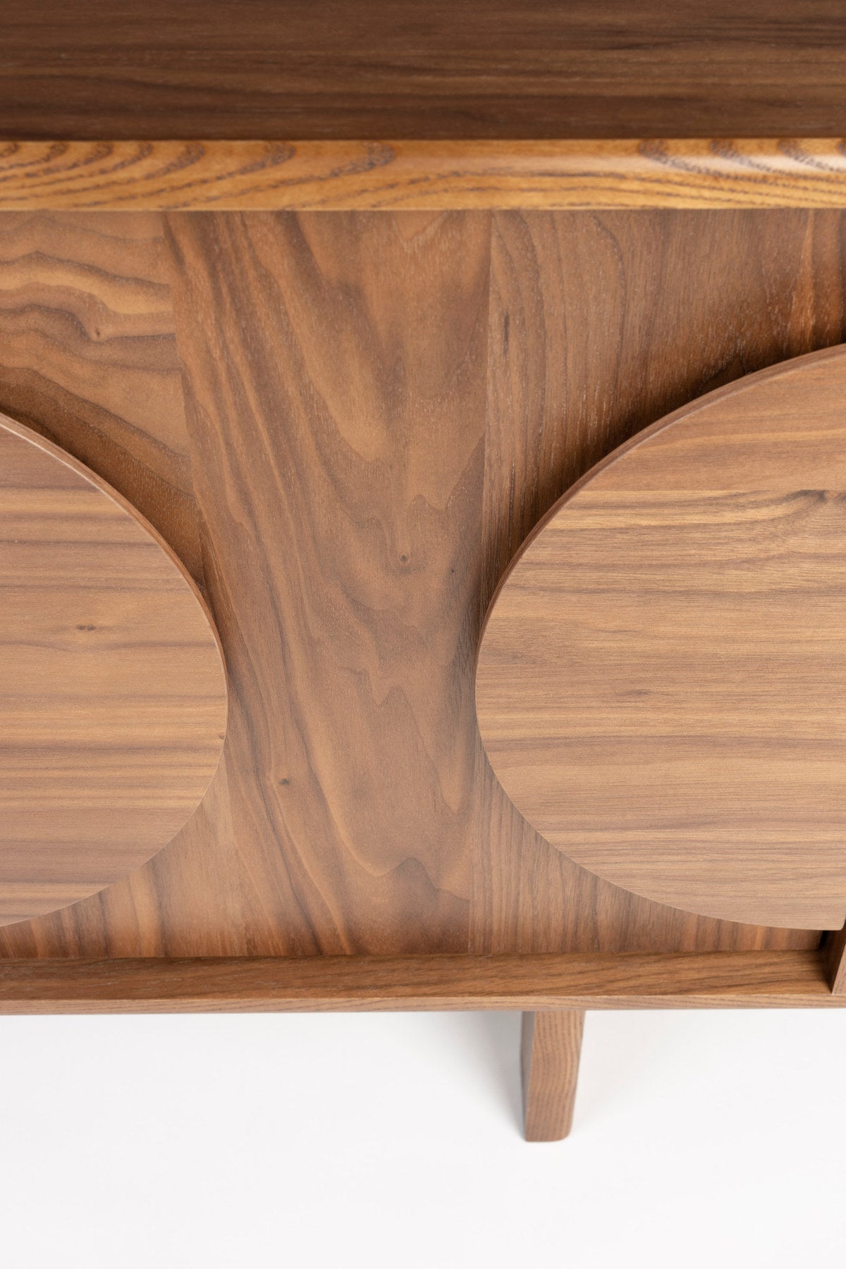 Sideboard Groove 3 Doors in Braun präsentiert im Onlineshop von KAQTU Design AG. Sideboard ist von Zuiver
